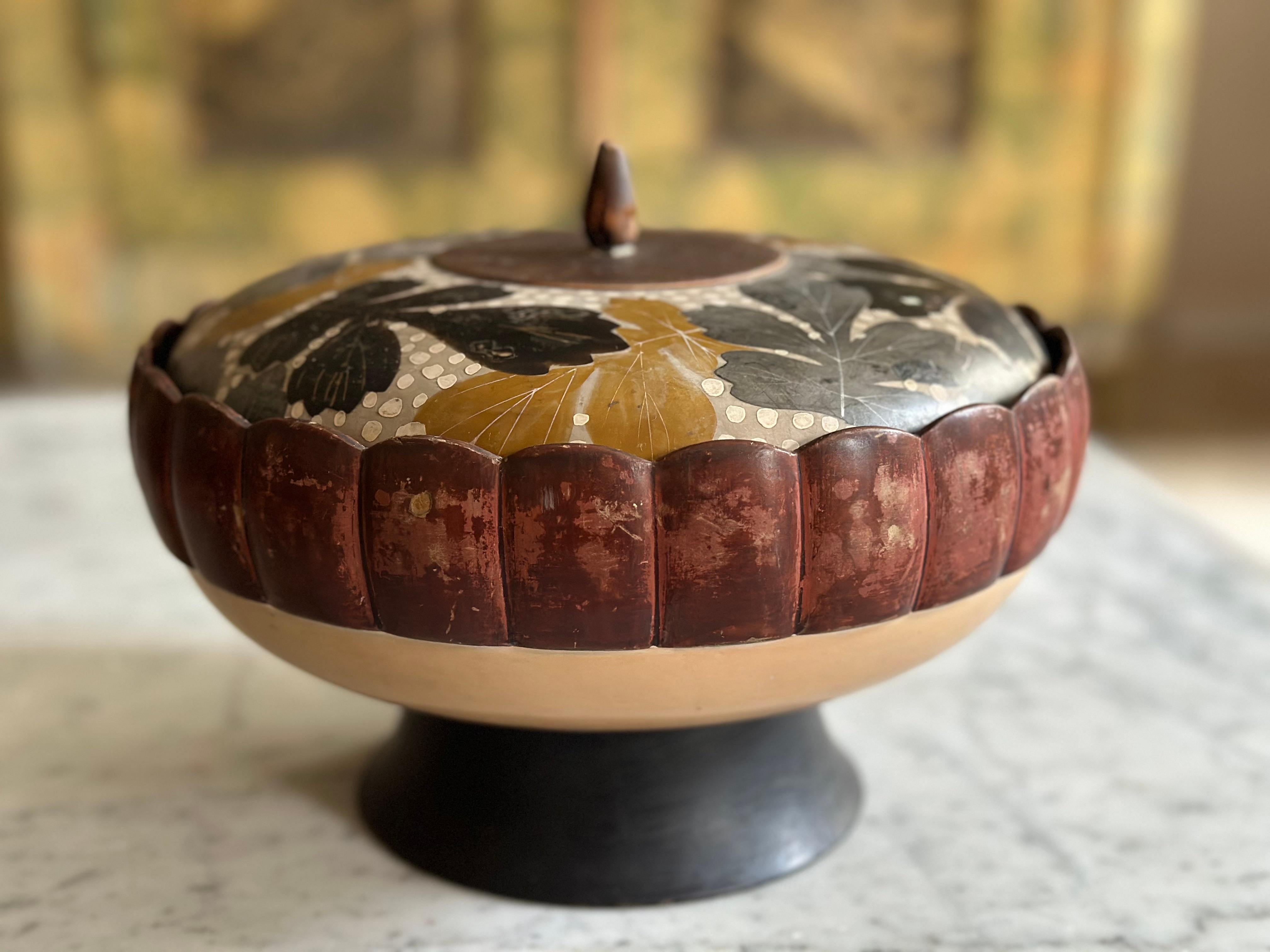 Este antiguo cuenco japonés con tapa del periodo Meiji, alrededor de 1900, es un impresionante ejemplo de la artesanía tradicional de la laca, que combina la estética con la funcionalidad histórica. Originalmente, estos cuencos se utilizaban en