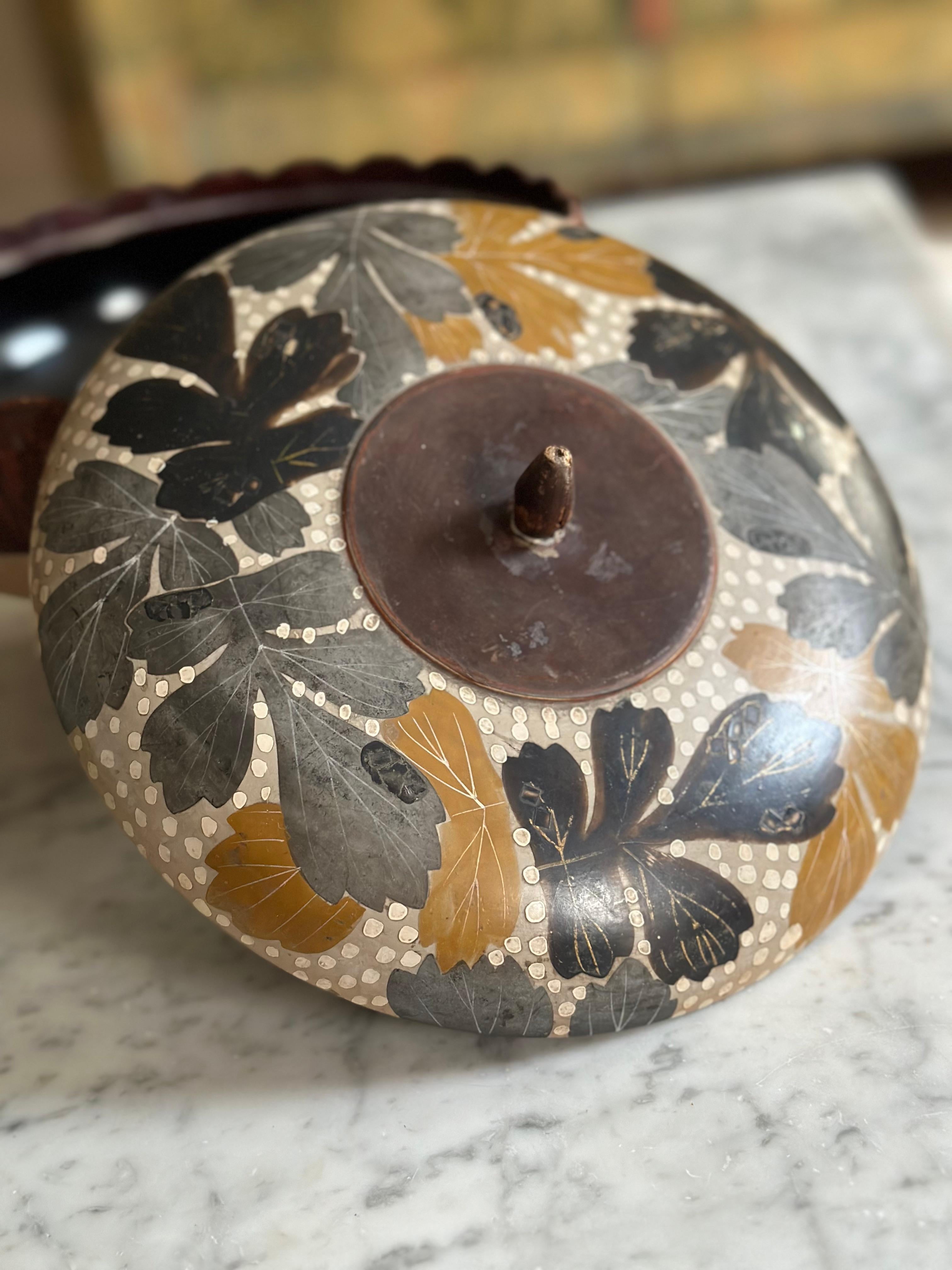 Antiguo cuenco japonés con tapa del periodo Meiji, lacado en venta 1