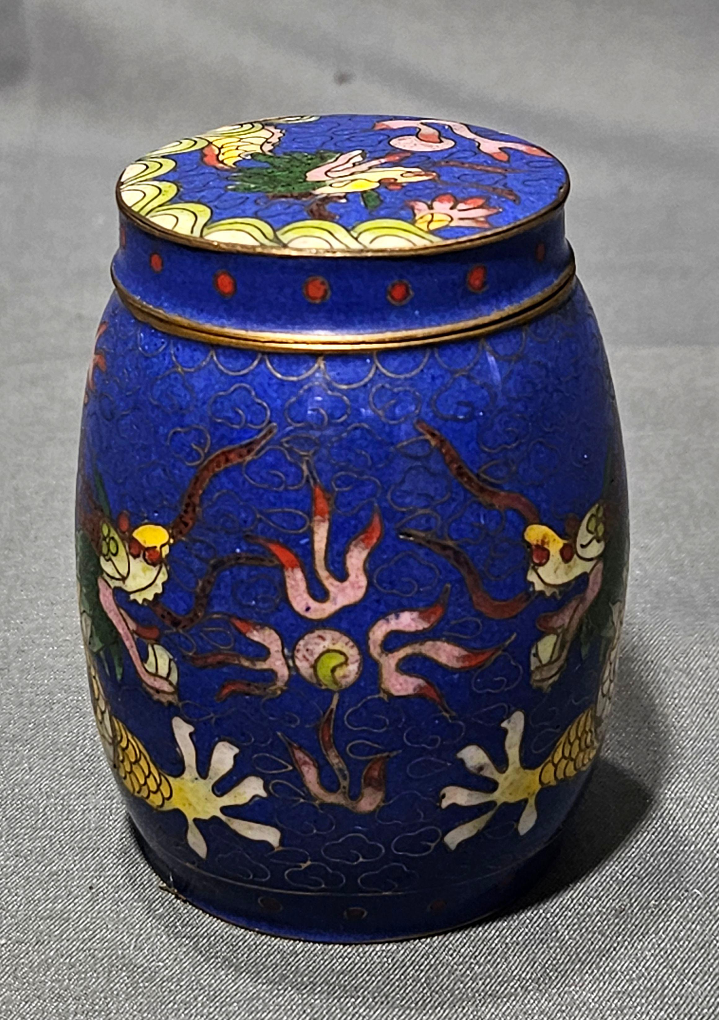 Travail de qualité, Boîte cloisonnée japonaise ancienne à couvercle, période Meiji, sur le thème des dragons. 
Dimensions ;
2.125