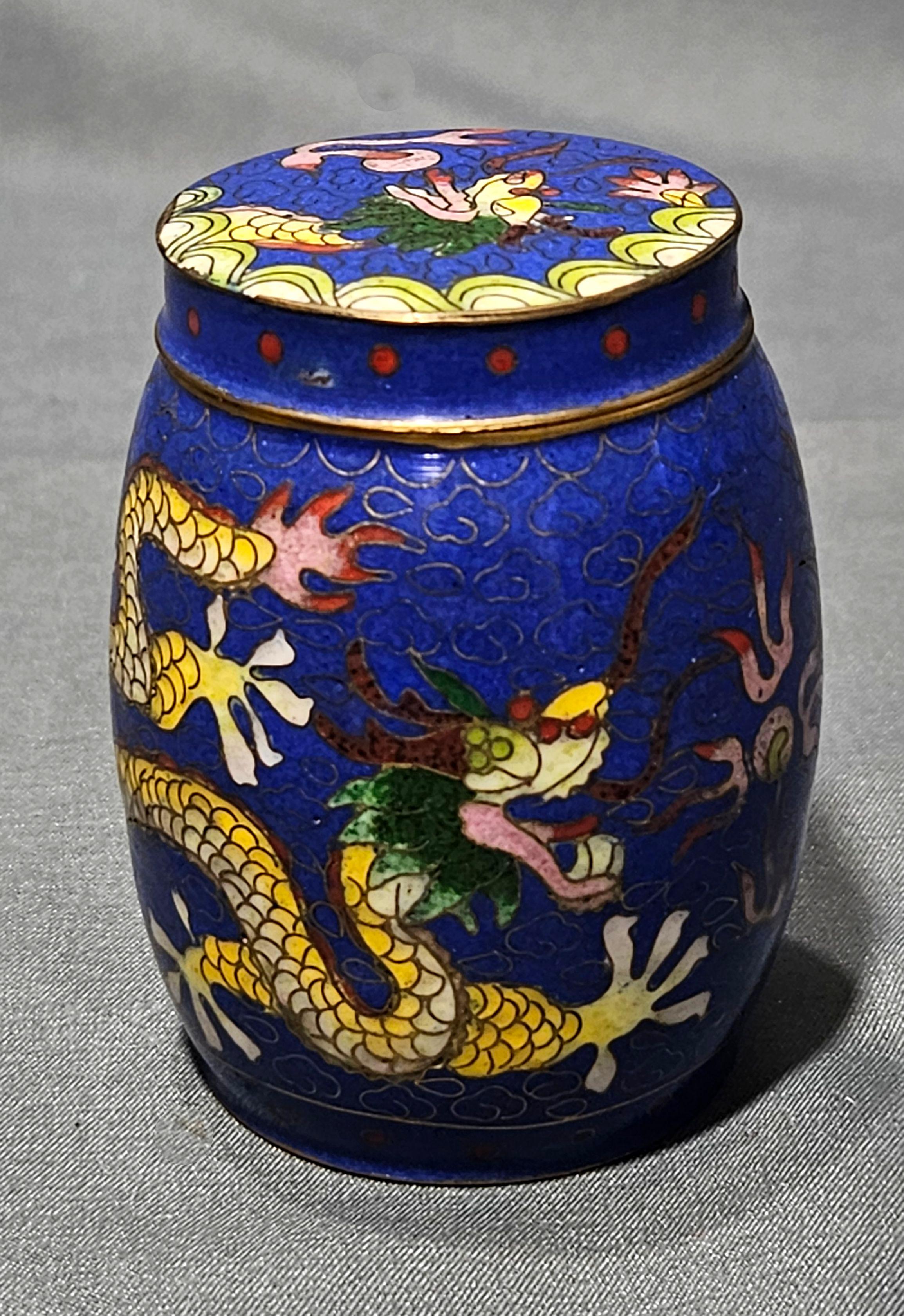 Chinois Boîte ancienne japonaise à couvercle cloisonné, période Meiji en vente