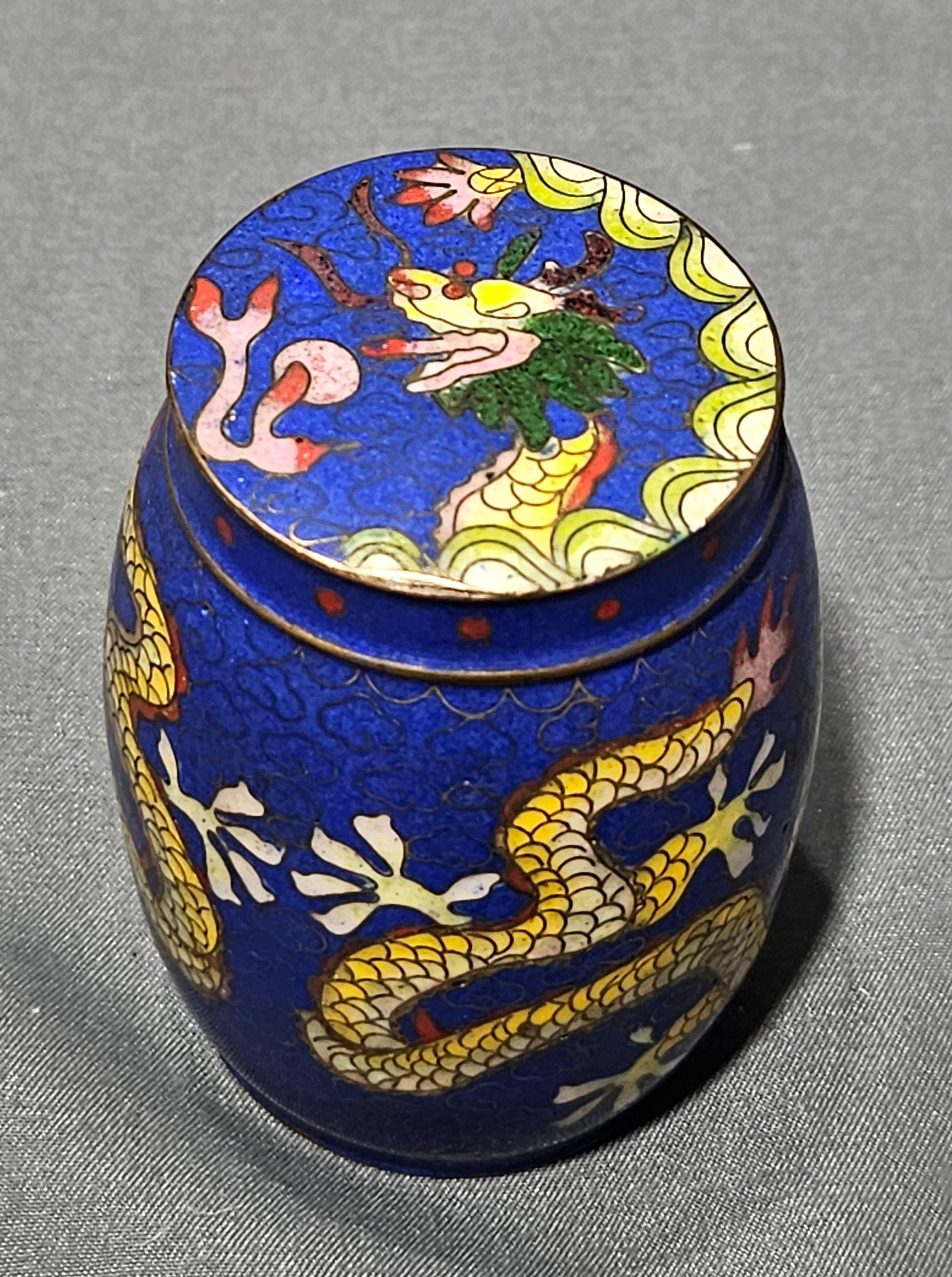 Boîte ancienne japonaise à couvercle cloisonné, période Meiji Bon état - En vente à Norton, MA