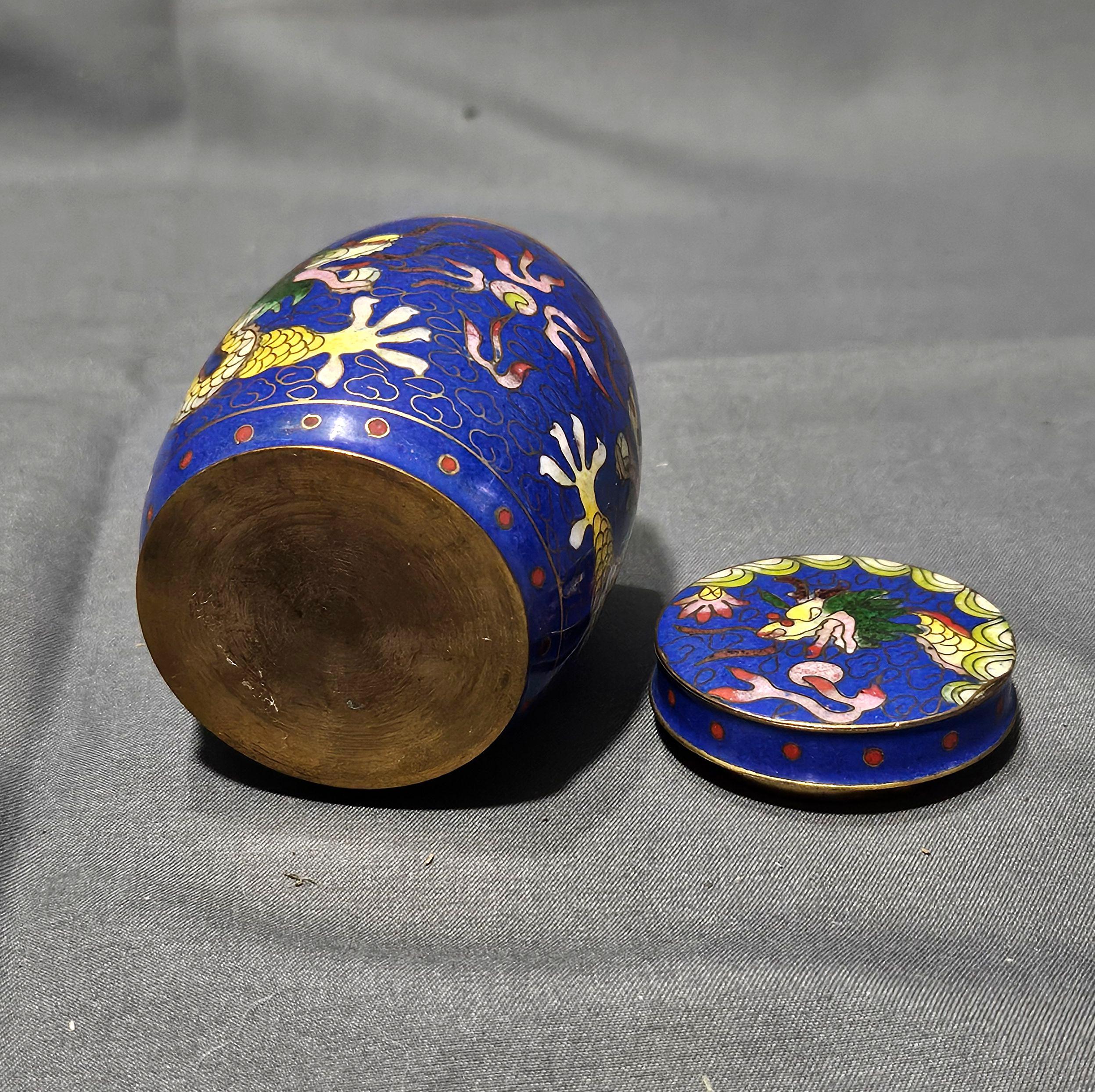 Boîte ancienne japonaise à couvercle cloisonné, période Meiji en vente 1