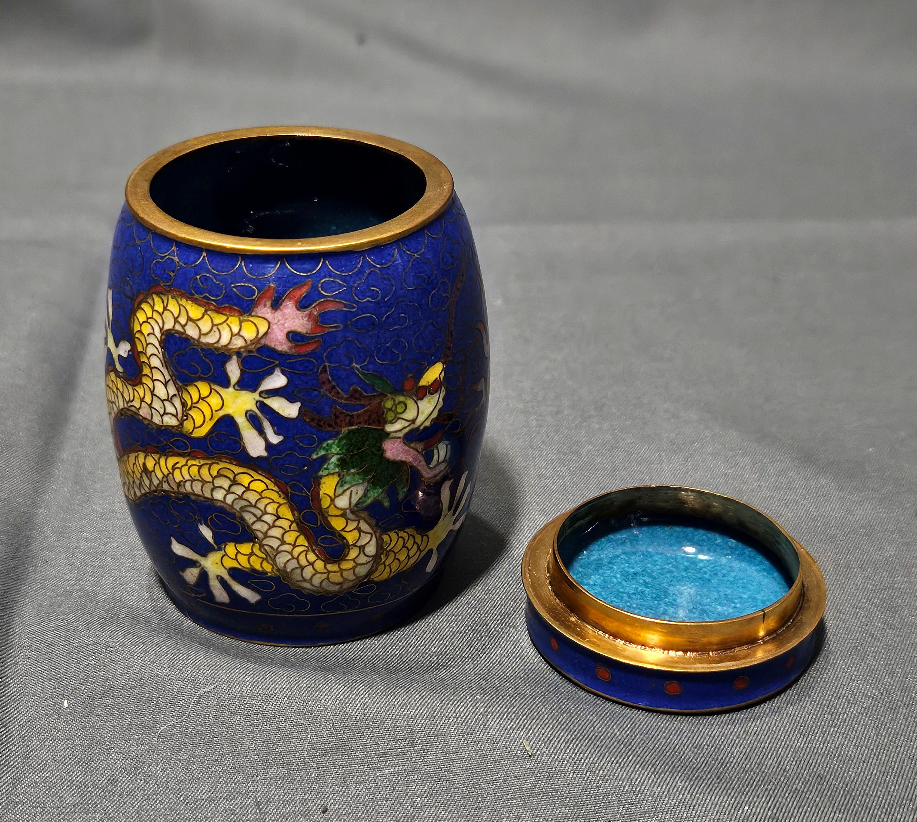 Boîte ancienne japonaise à couvercle cloisonné, période Meiji en vente 2