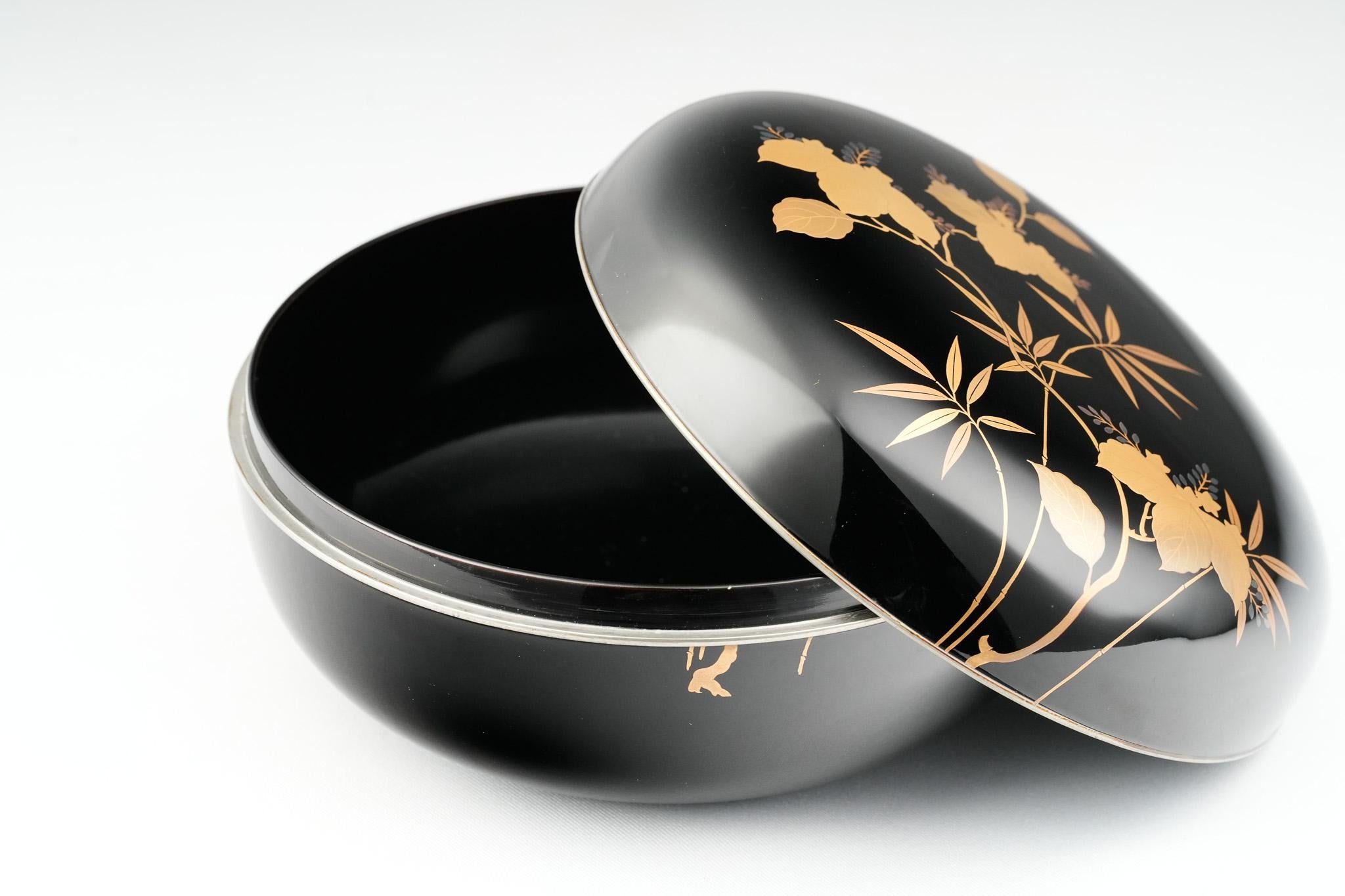 Japonais Ancienne bonbonnière japonaise en laque Maki-e à motifs de paulownia et de bambou en vente