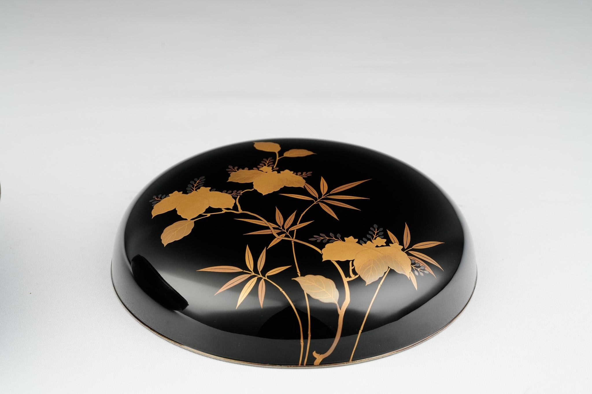 XIXe siècle Ancienne bonbonnière japonaise en laque Maki-e à motifs de paulownia et de bambou en vente