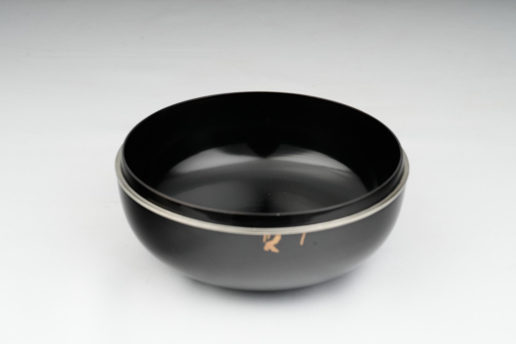 Laque Ancienne bonbonnière japonaise en laque Maki-e à motifs de paulownia et de bambou en vente