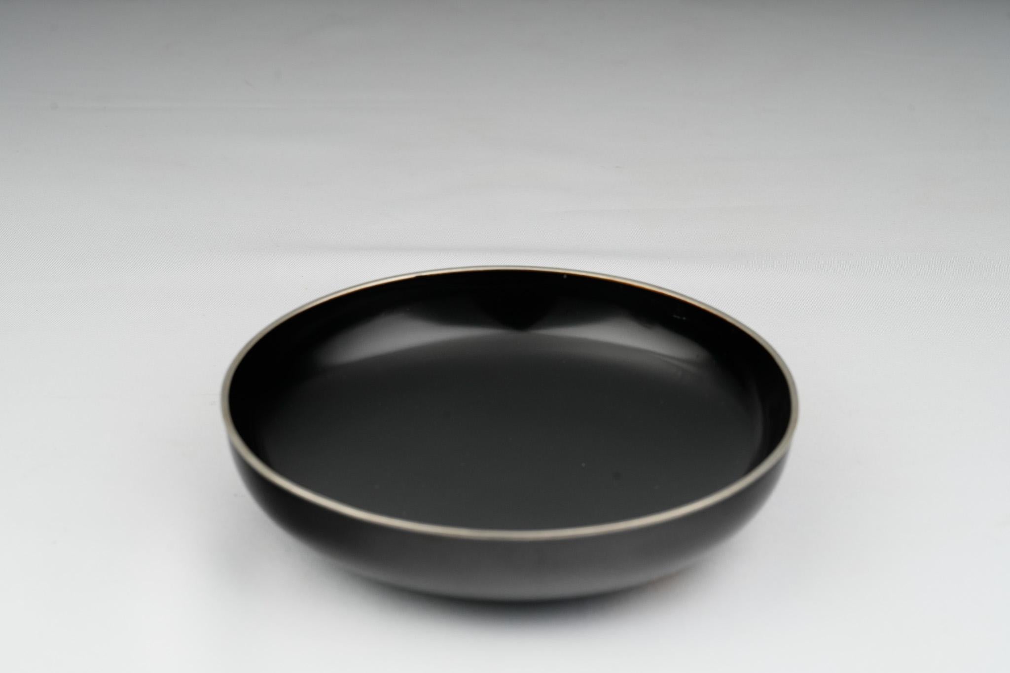 Ancienne bonbonnière japonaise en laque Maki-e à motifs de paulownia et de bambou en vente 1