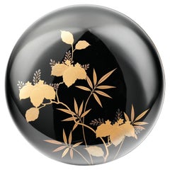 Antico piatto da dolci giapponese in lacca Maki-e con disegno di Paulownia e bambù