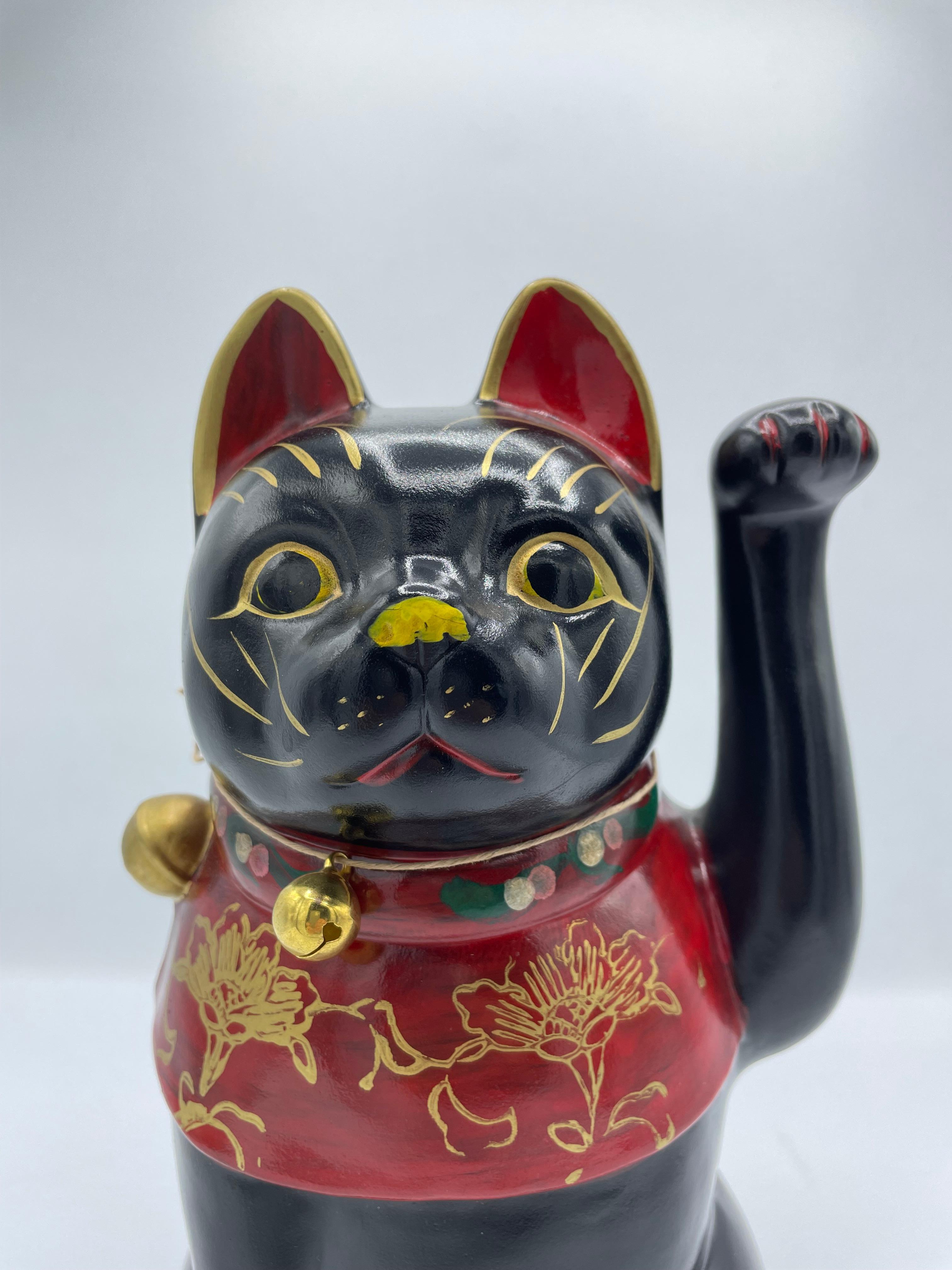 Antikes japanisches Manekineko-Objekt mit schwarzer Katze, 1960er Jahre im Angebot 3