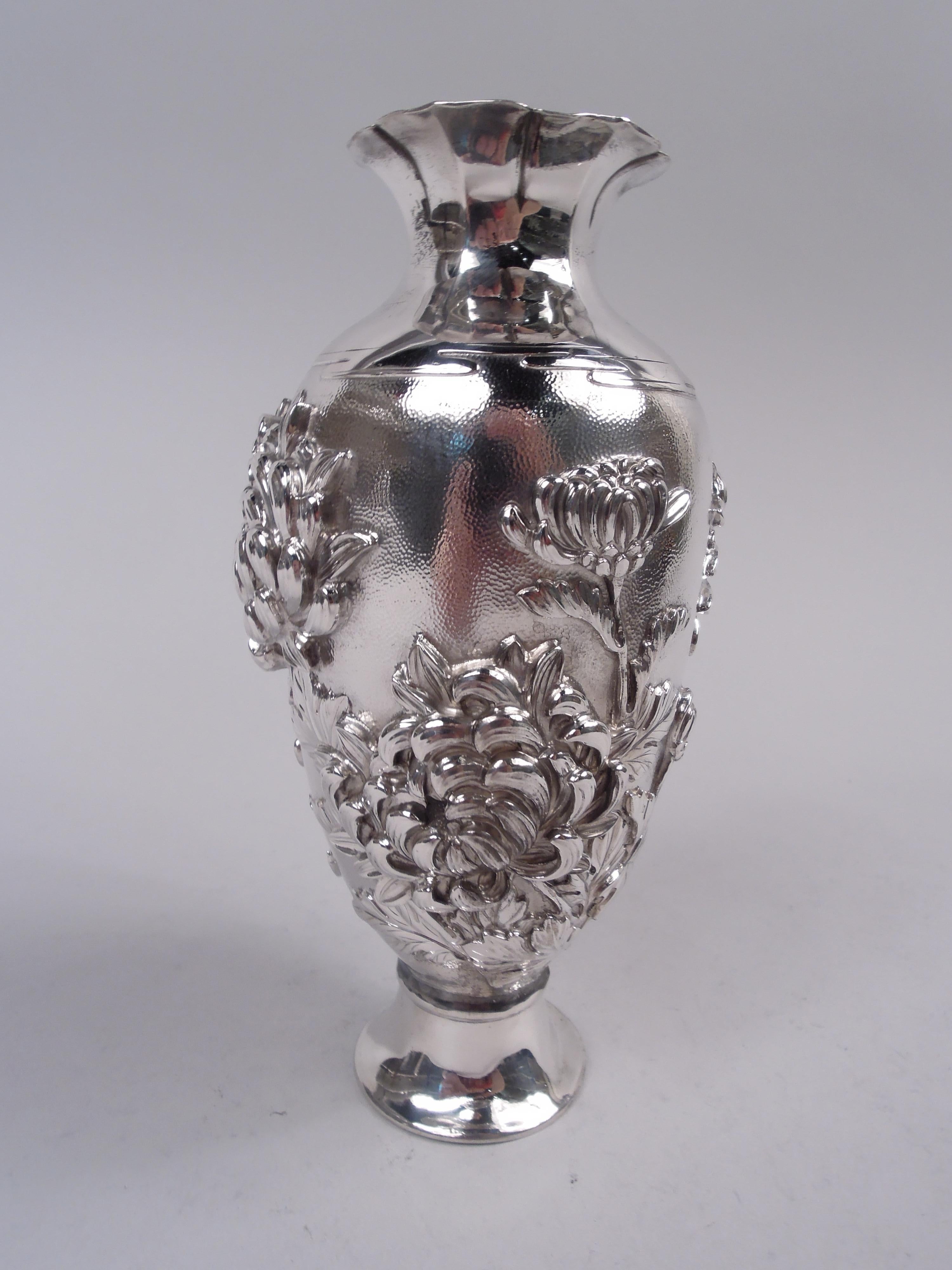 Vaso d'argento giapponese Meiji Art Nouveau, 1890 circa. Ovoidale con piede semplice e allargato, bocca smerlata, collo sfaccettato e spalla con bordo ad acqua. Il corpo è punteggiato da una profusione di crisantemi irregolari e mossi dal vento in