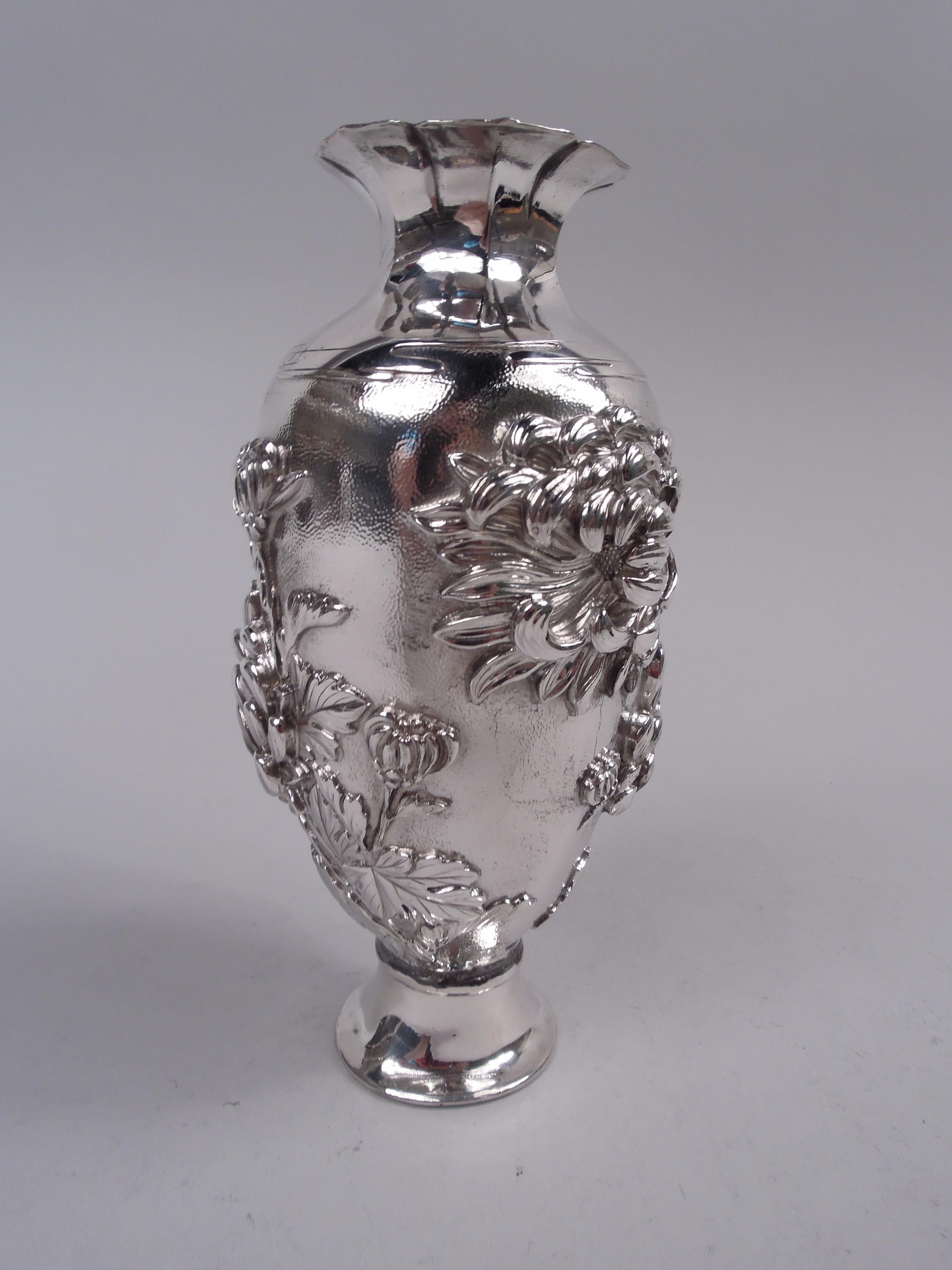 Giapponese Antico vaso giapponese Meiji Art Nouveau con crisantemo in argento in vendita