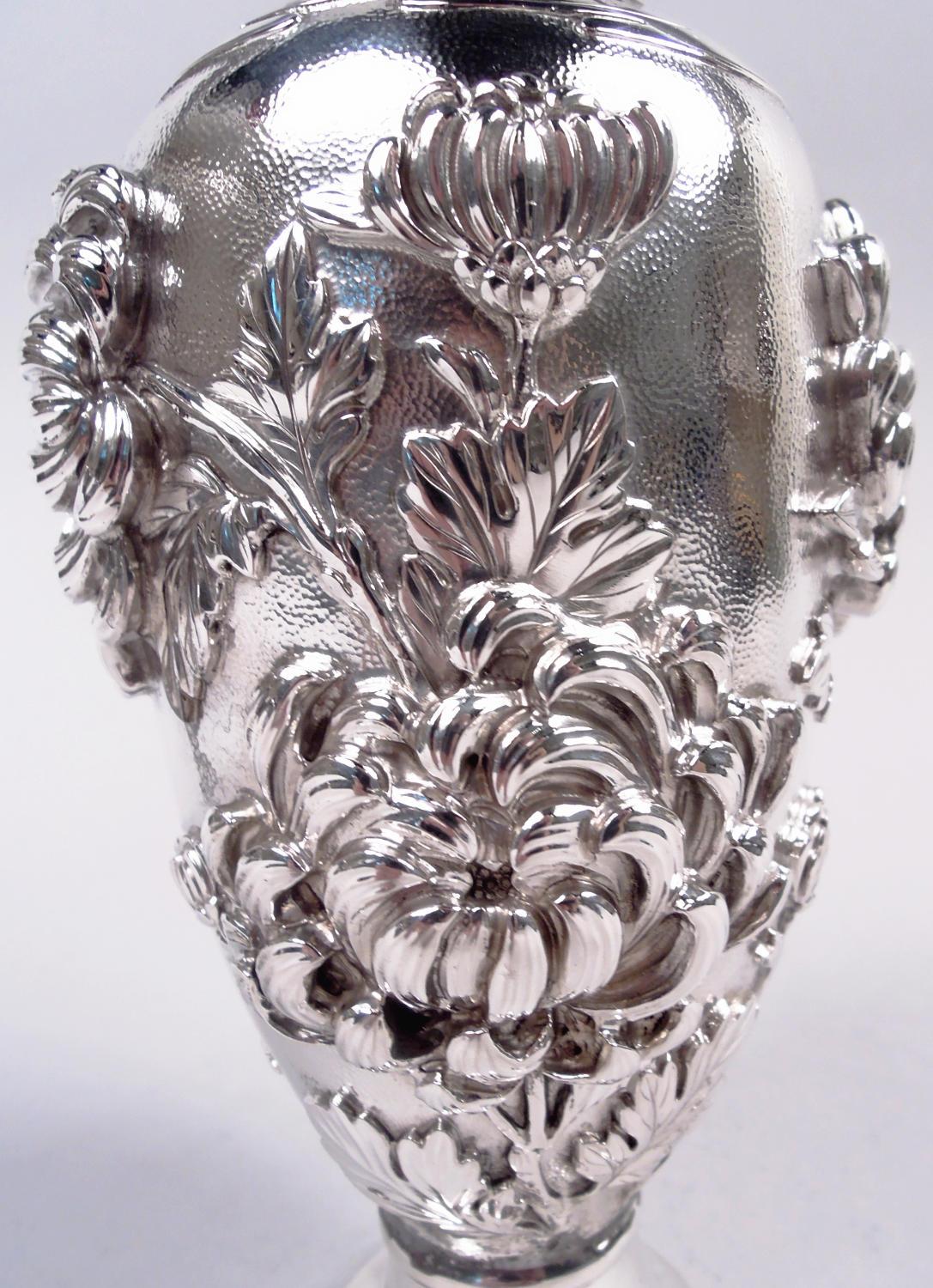 Antico vaso giapponese Meiji Art Nouveau con crisantemo in argento In condizioni buone in vendita a New York, NY