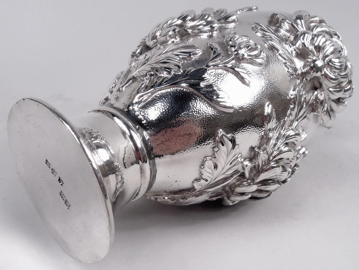 XIX secolo Antico vaso giapponese Meiji Art Nouveau con crisantemo in argento in vendita