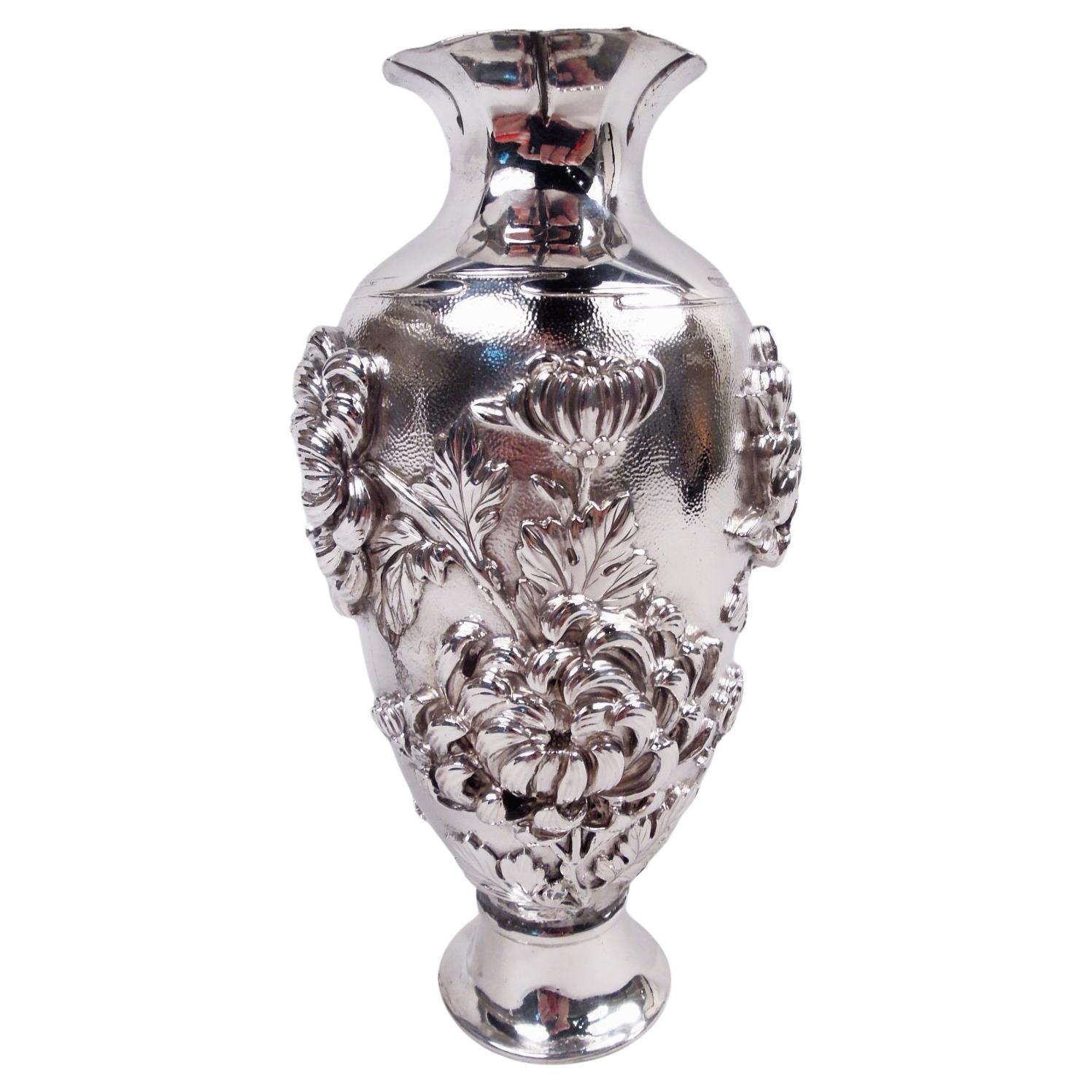Antico vaso giapponese Meiji Art Nouveau con crisantemo in argento in vendita