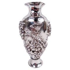 Antiguo jarrón japonés Meiji Art Nouveau de plata con crisantemos