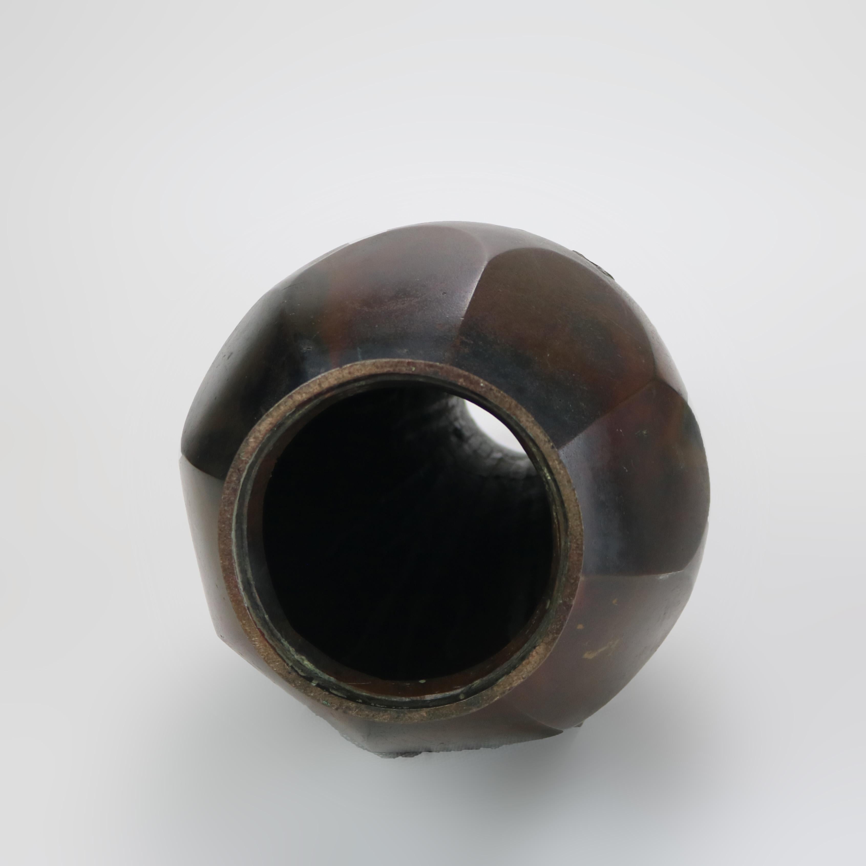 Vase japonais ancien en bronze figuratif d'aigle ouvert dans le fond, vers 1900 en vente 6