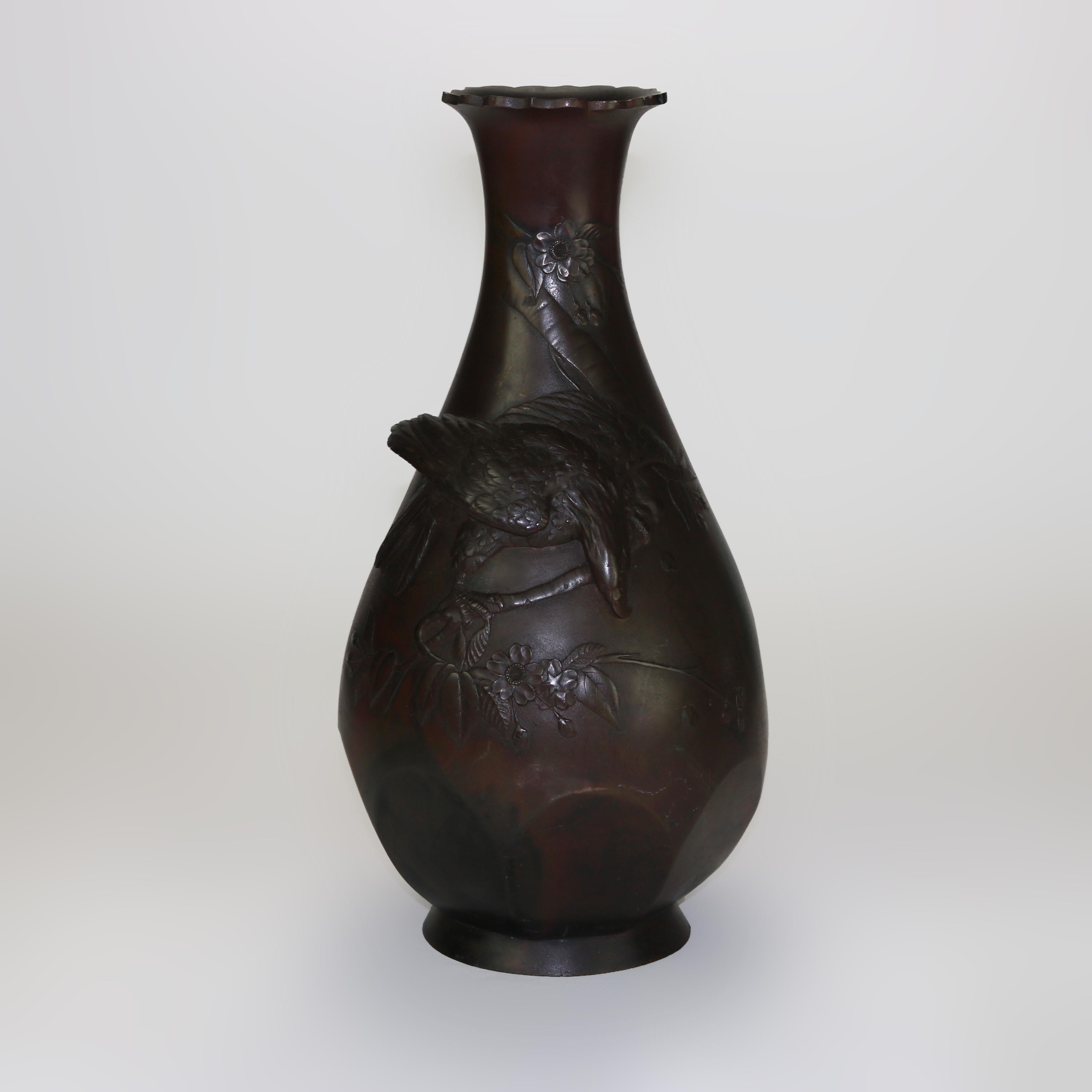 Vase ancien en bronze Meiji Figural Eagle Open Bottom non signé C1900.   
$800-$1,50017