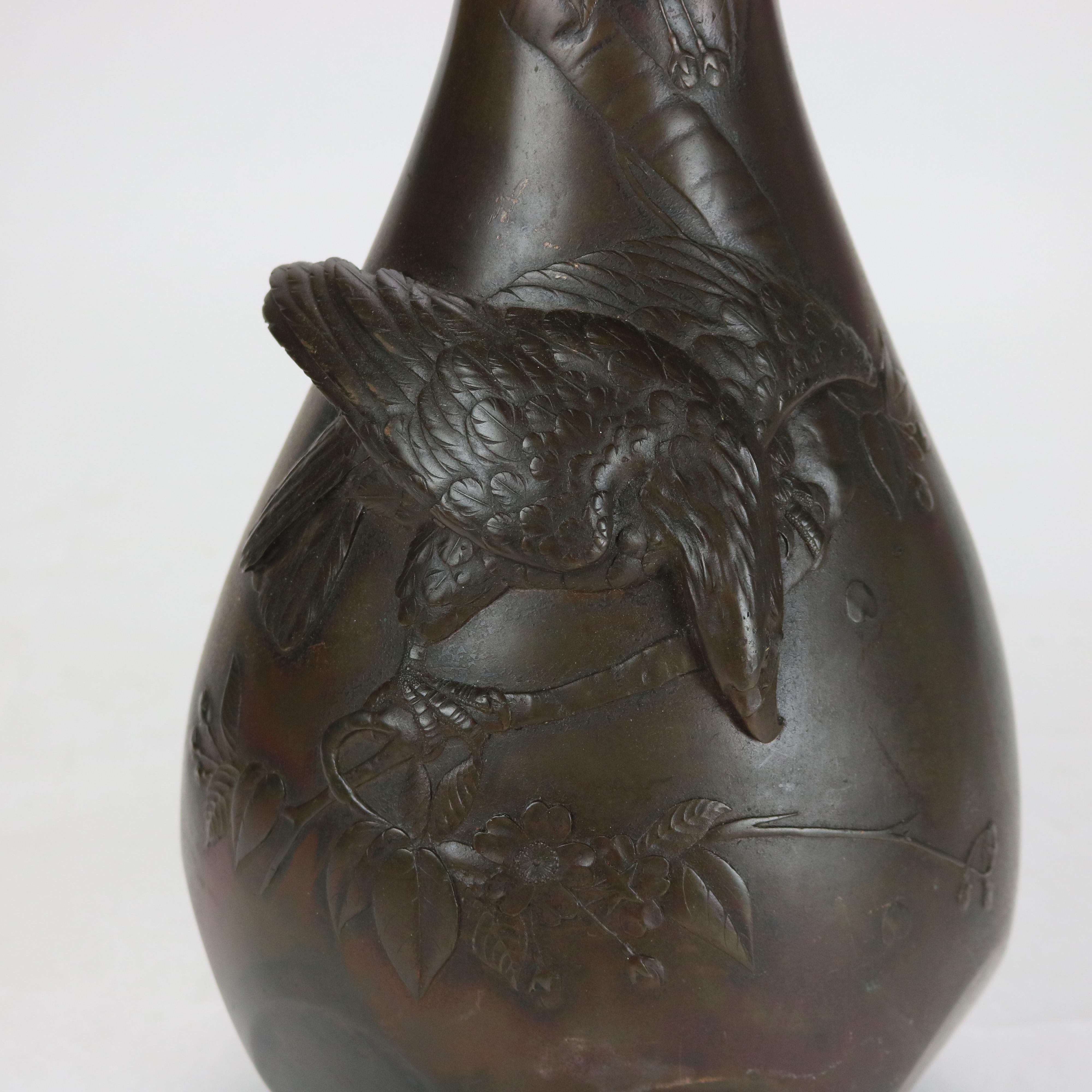 Vase japonais ancien en bronze figuratif d'aigle ouvert dans le fond, vers 1900 Bon état - En vente à Big Flats, NY
