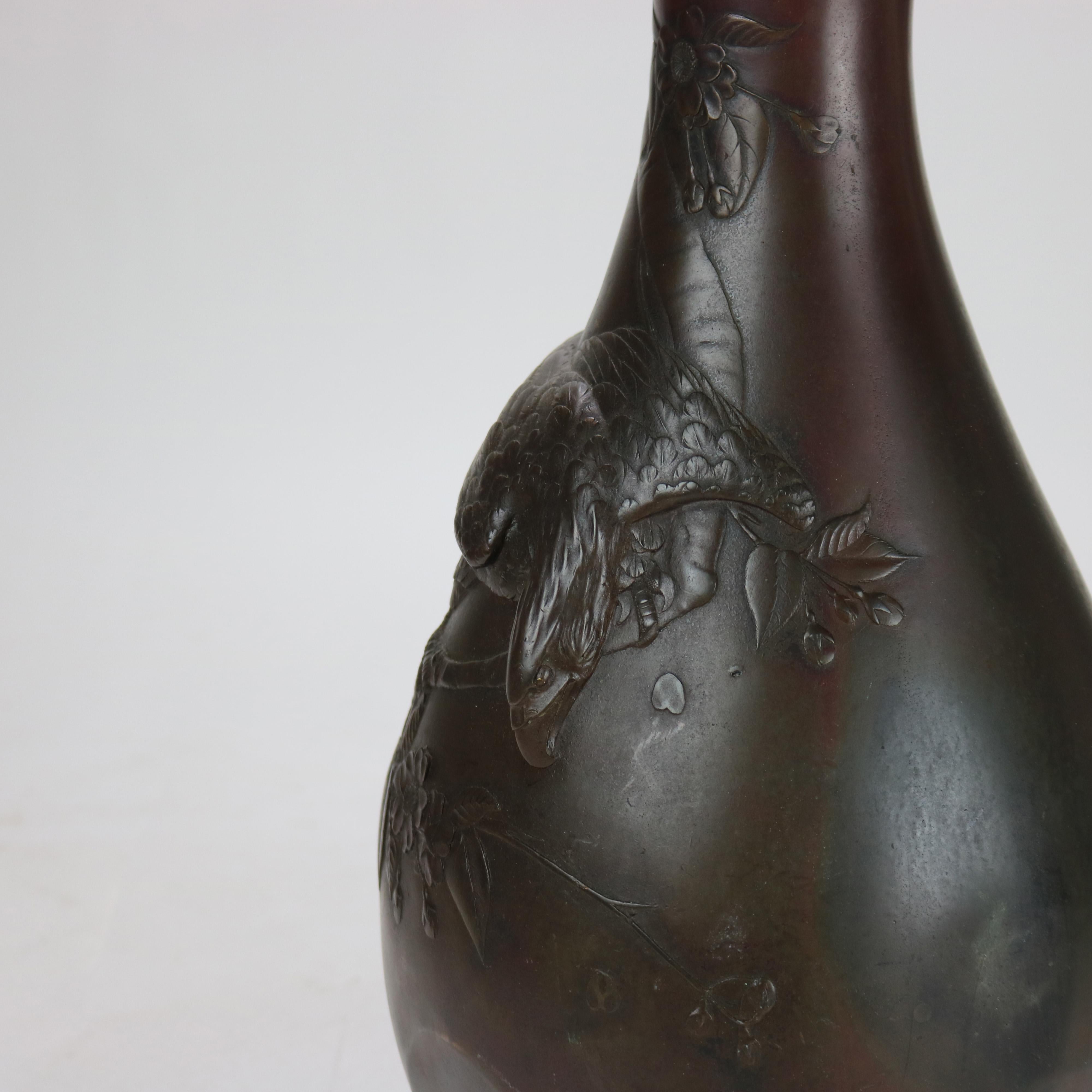20ième siècle Vase japonais ancien en bronze figuratif d'aigle ouvert dans le fond, vers 1900 en vente