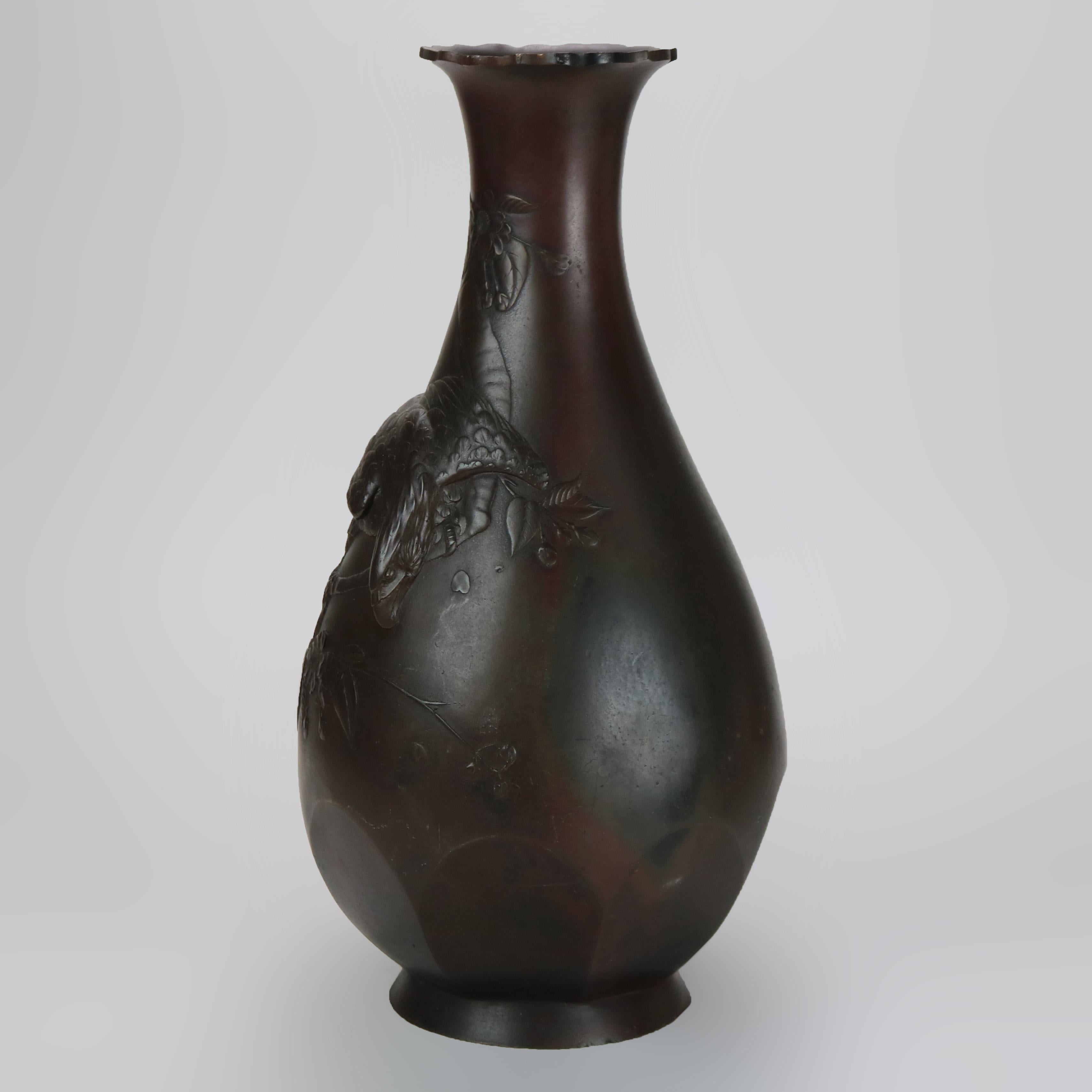 Bronze Vase japonais ancien en bronze figuratif d'aigle ouvert dans le fond, vers 1900 en vente