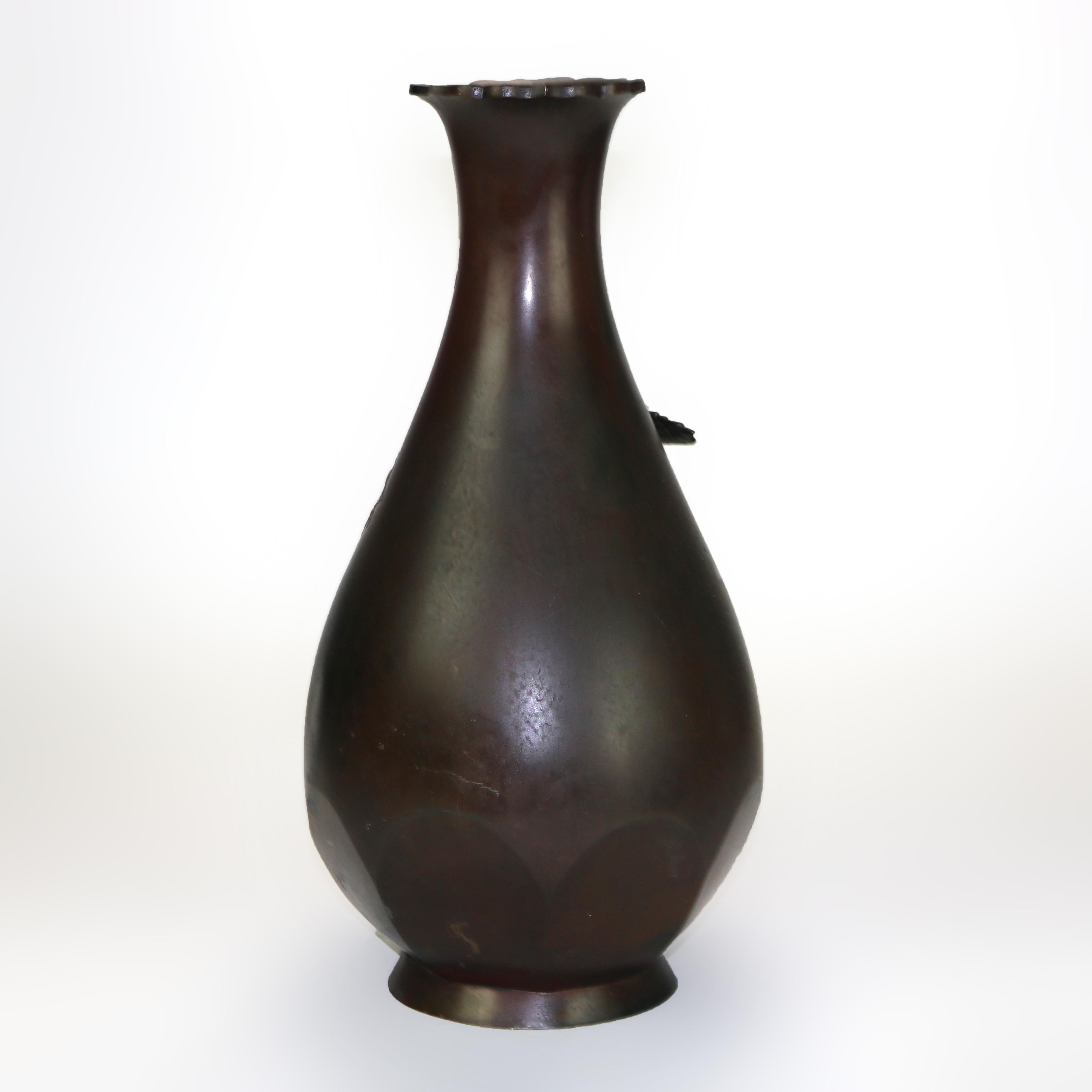 Vase japonais ancien en bronze figuratif d'aigle ouvert dans le fond, vers 1900 en vente 1