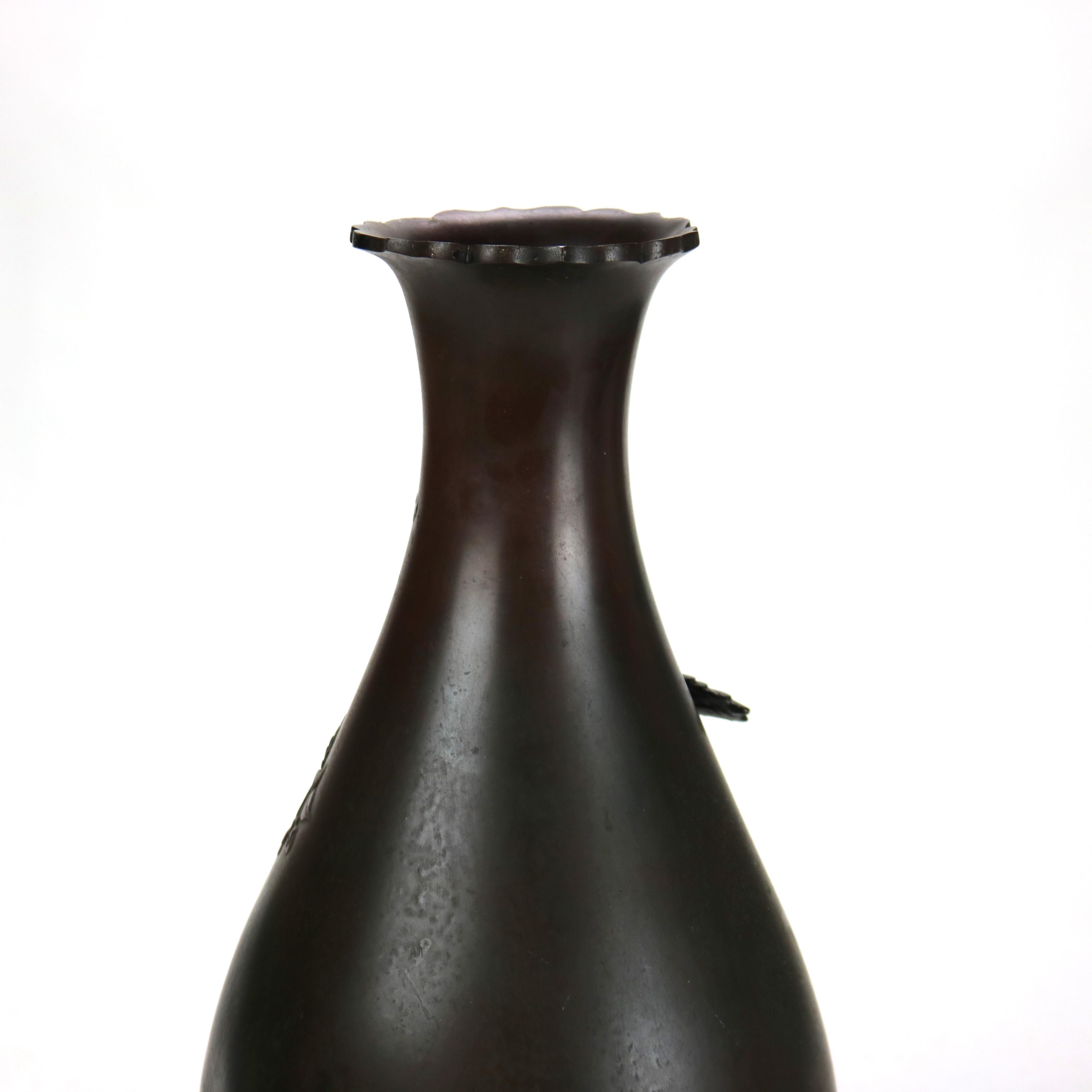 Vase japonais ancien en bronze figuratif d'aigle ouvert dans le fond, vers 1900 en vente 3