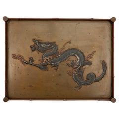 Antigua Bandeja Japonesa Meiji de Bronce con Motivo de Dragón y Bordes Estilo Bambú