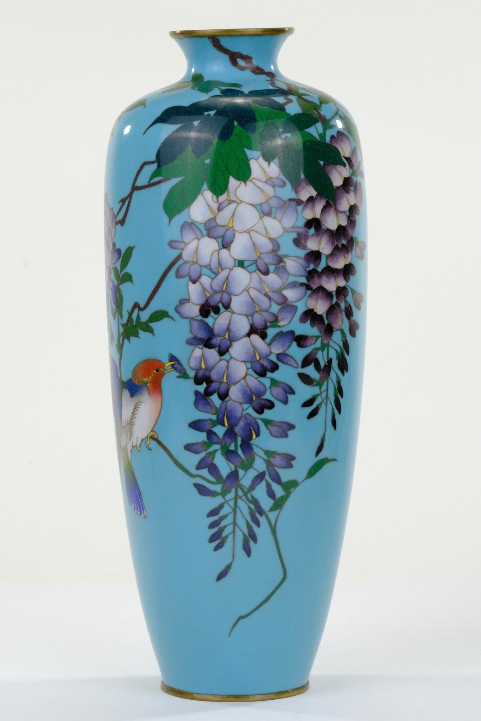 Disponibile presso la Shogun's Gallery di Portland, Oregon, da oltre 40 anni specializzata in arte e antiquariato asiatico.

Questo è un bellissimo vaso giapponese di epoca Meiji (1870-90 circa) ornato di cloisonné. Le decorazioni artigianali sono