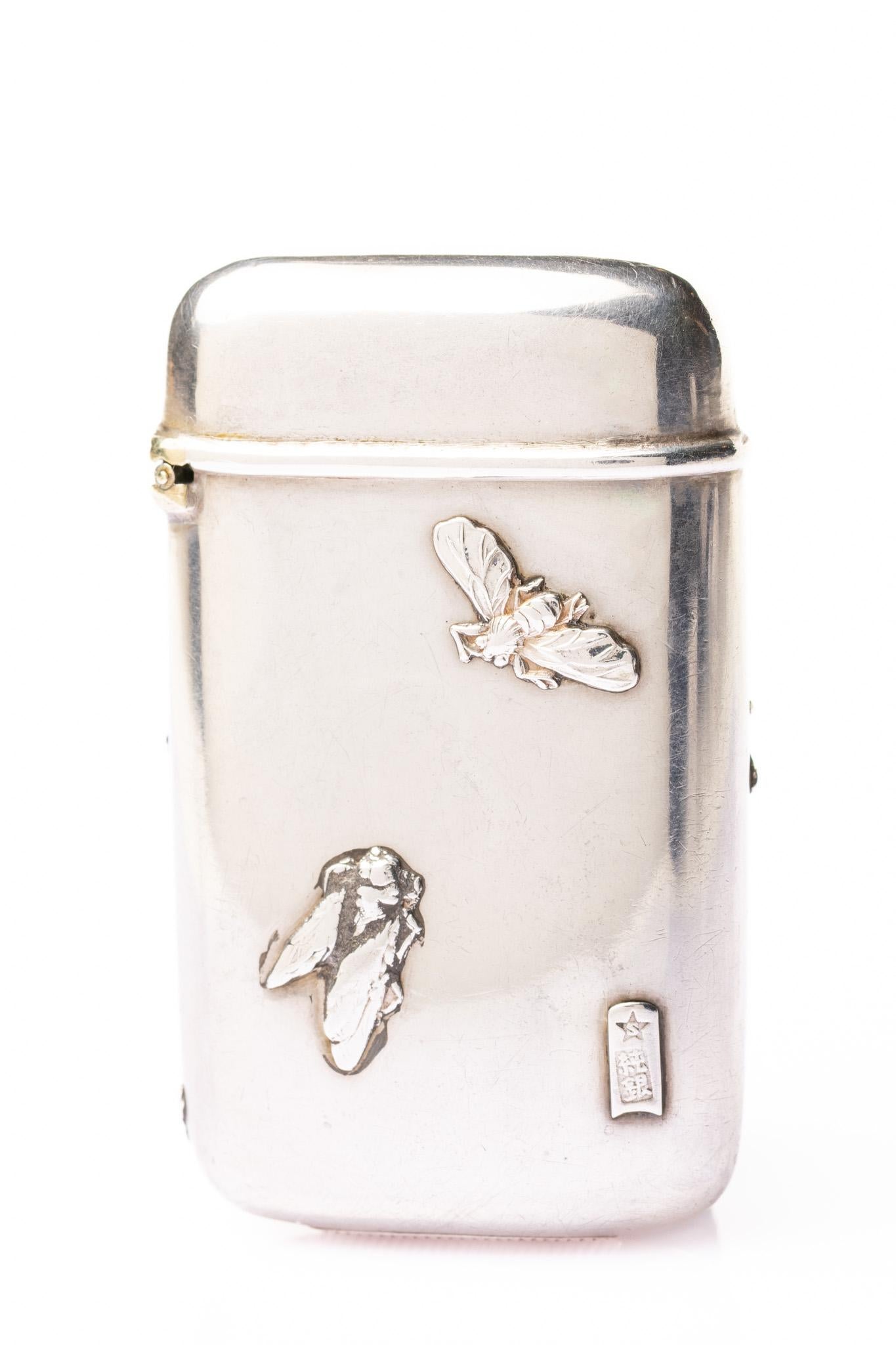 Antiguo Estuche de Vesta de Plata Japonesa Meiji Cerezo e Insectos 7