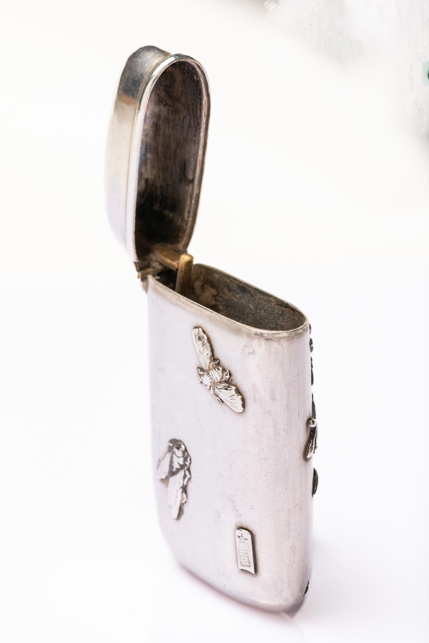 Antiguo Estuche de Vesta de Plata Japonesa Meiji Cerezo e Insectos 1