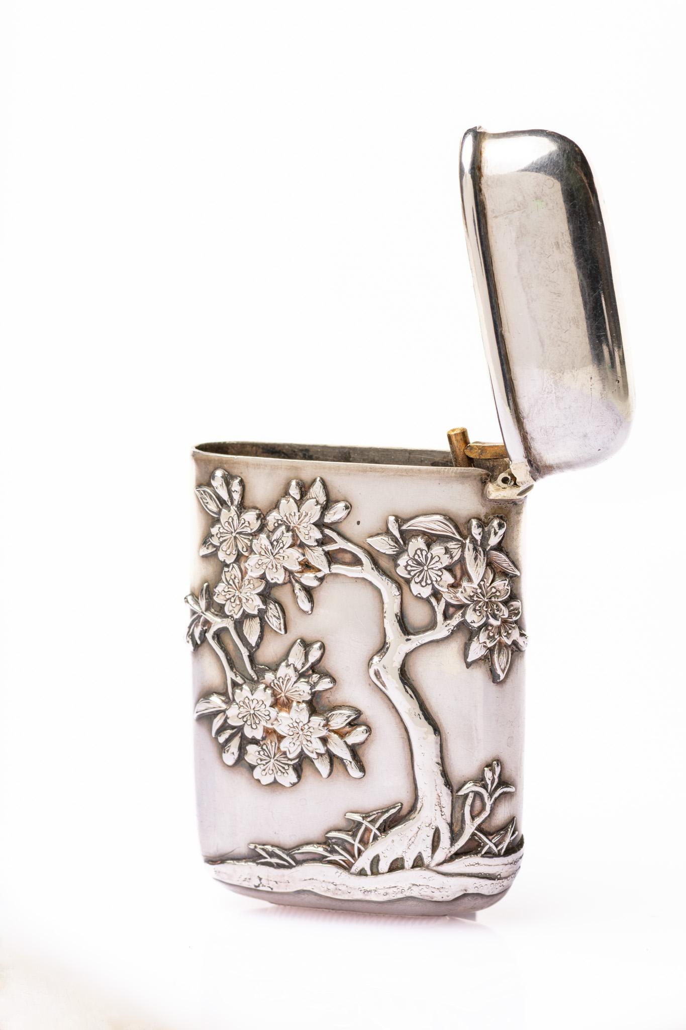 Antiguo Estuche de Vesta de Plata Japonesa Meiji Cerezo e Insectos 2