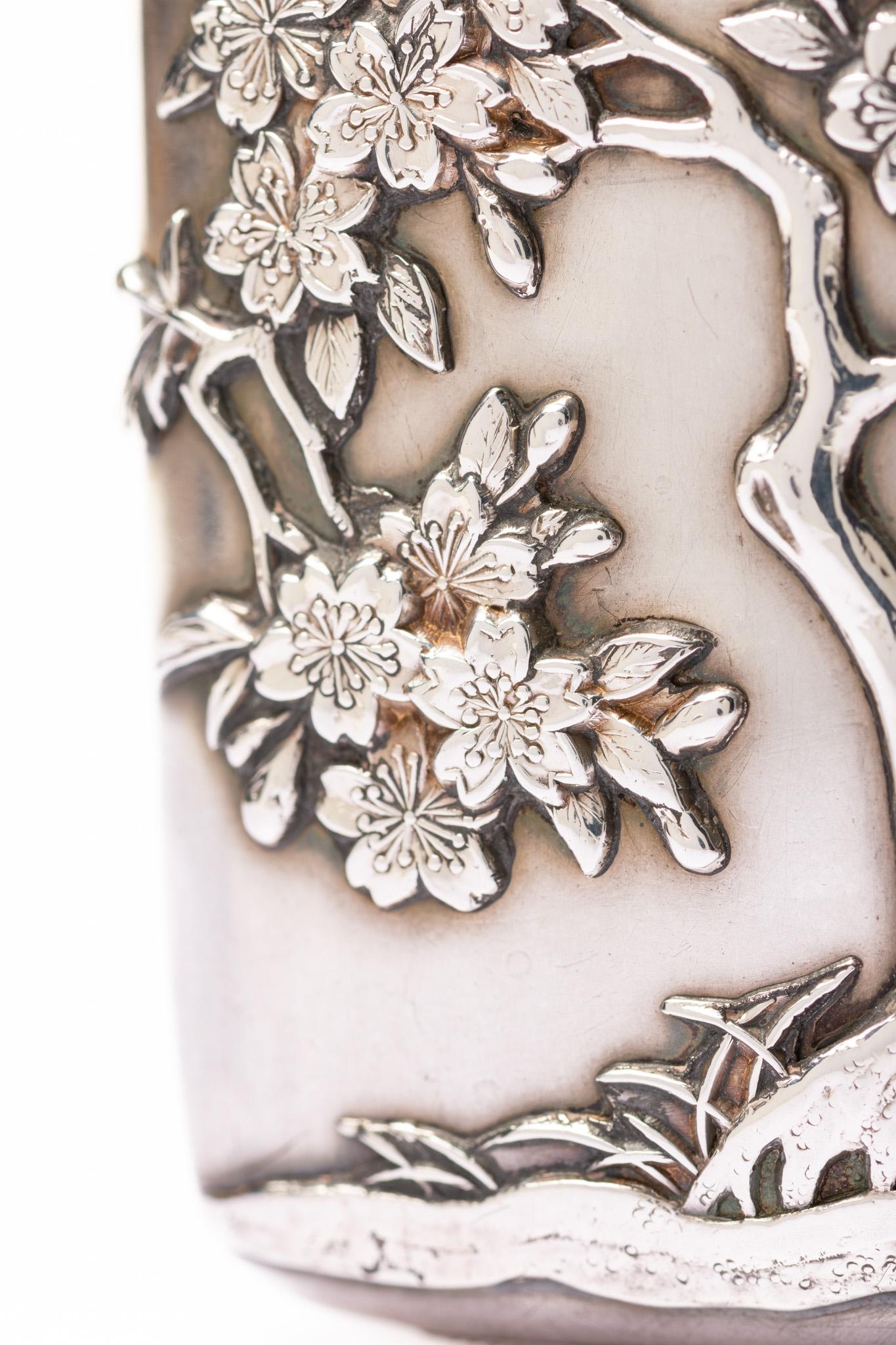 Antiguo Estuche de Vesta de Plata Japonesa Meiji Cerezo e Insectos 3