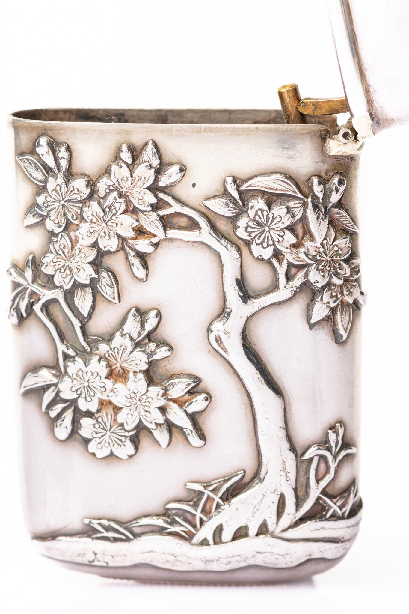 Antiguo Estuche de Vesta de Plata Japonesa Meiji Cerezo e Insectos 4