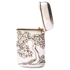 Antiguo Estuche de Vesta de Plata Japonesa Meiji Cerezo e Insectos