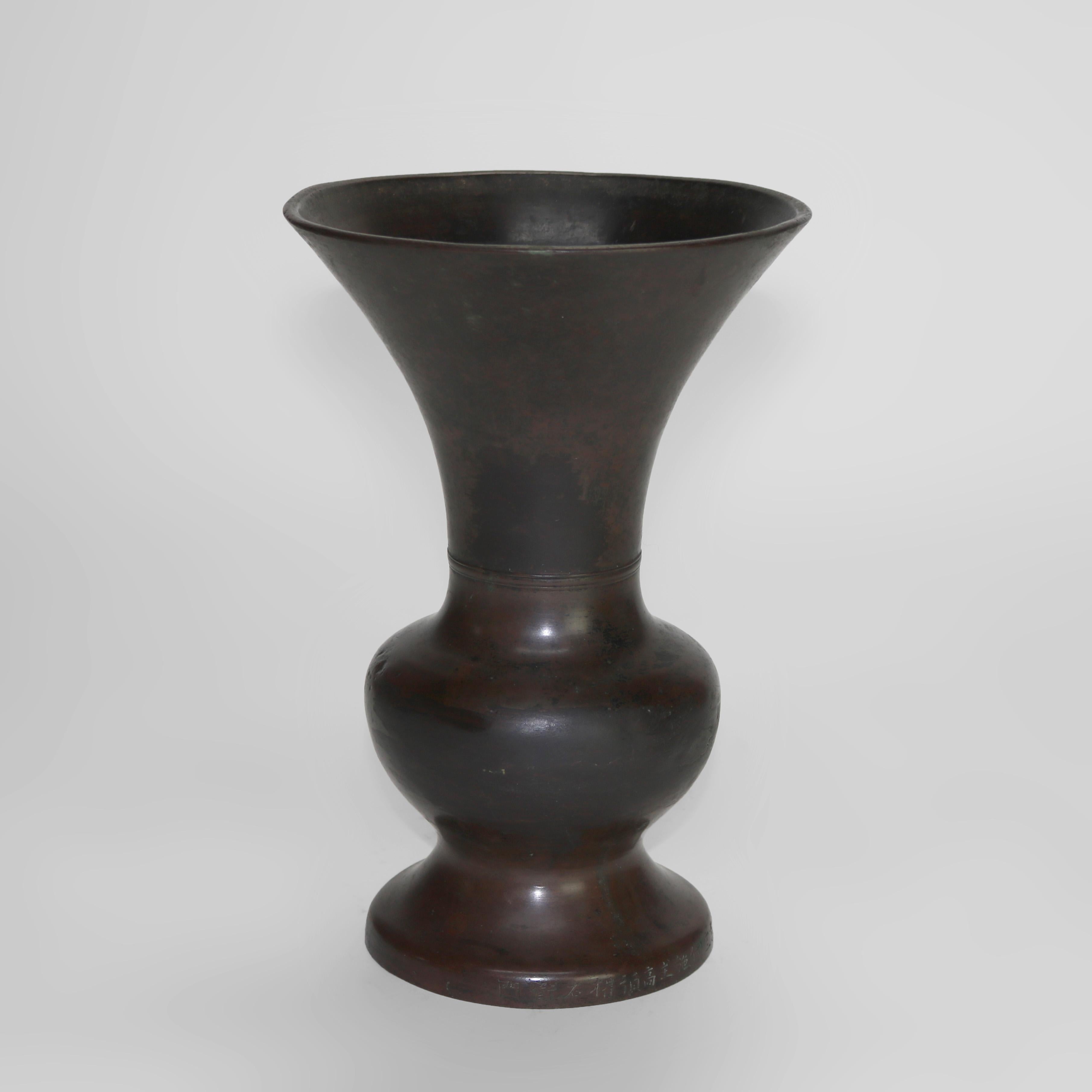 Antico vaso giapponese Meiji in bronzo a forma classica, firmato, C1910

Misure: 10,75