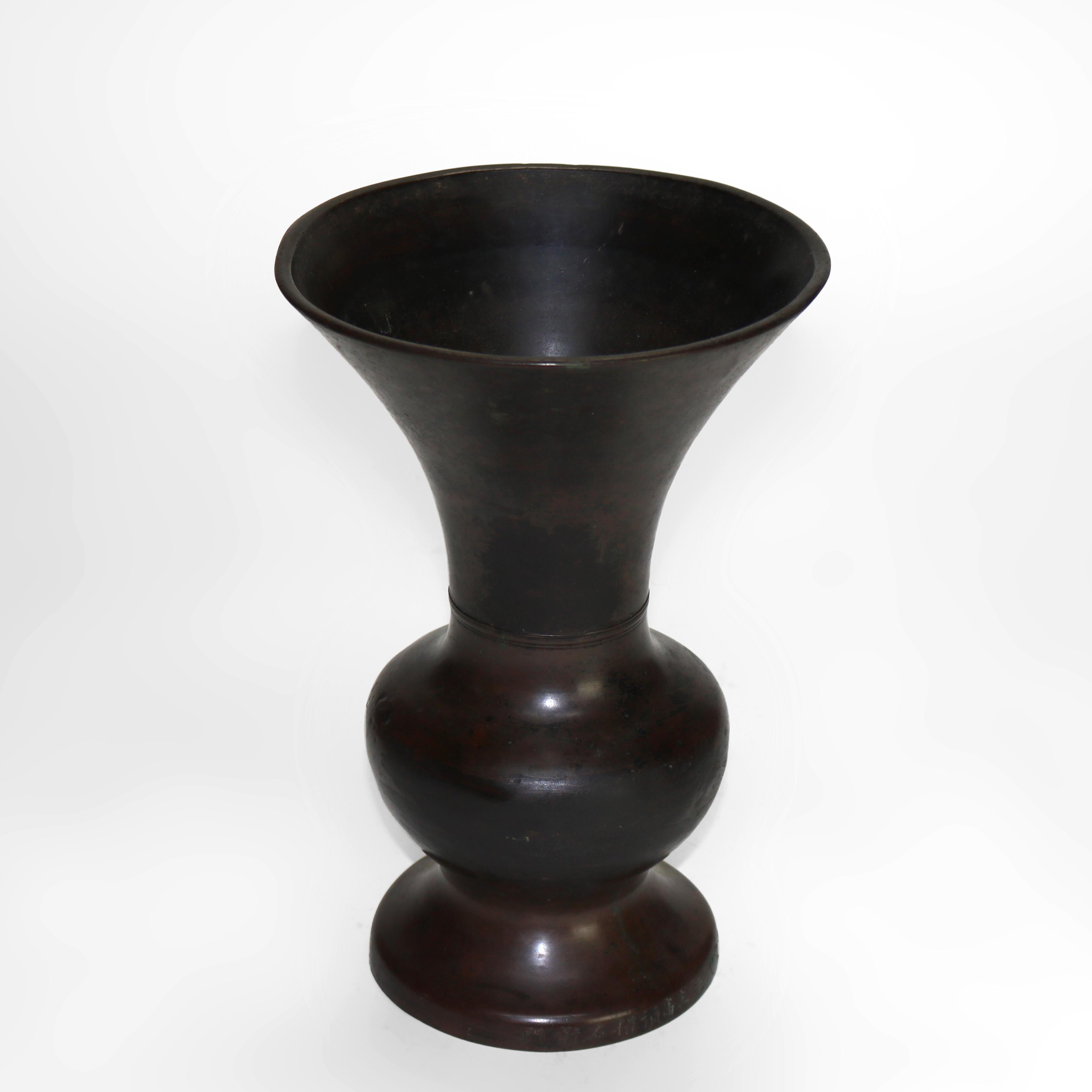 Antico vaso giapponese Meiji in bronzo a forma classica, firmato, C1910 In condizioni buone in vendita a Big Flats, NY