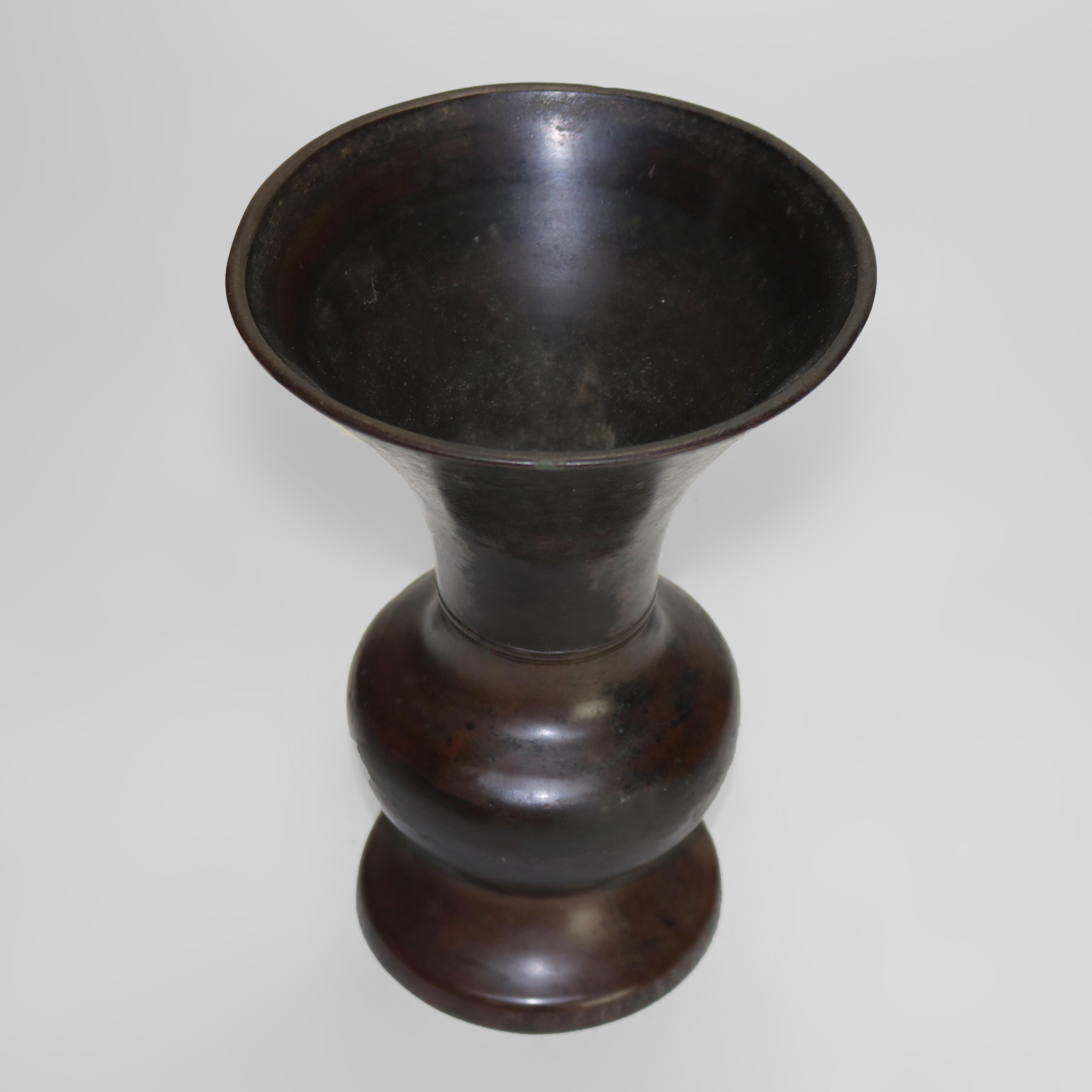 XX secolo Antico vaso giapponese Meiji in bronzo a forma classica, firmato, C1910 in vendita