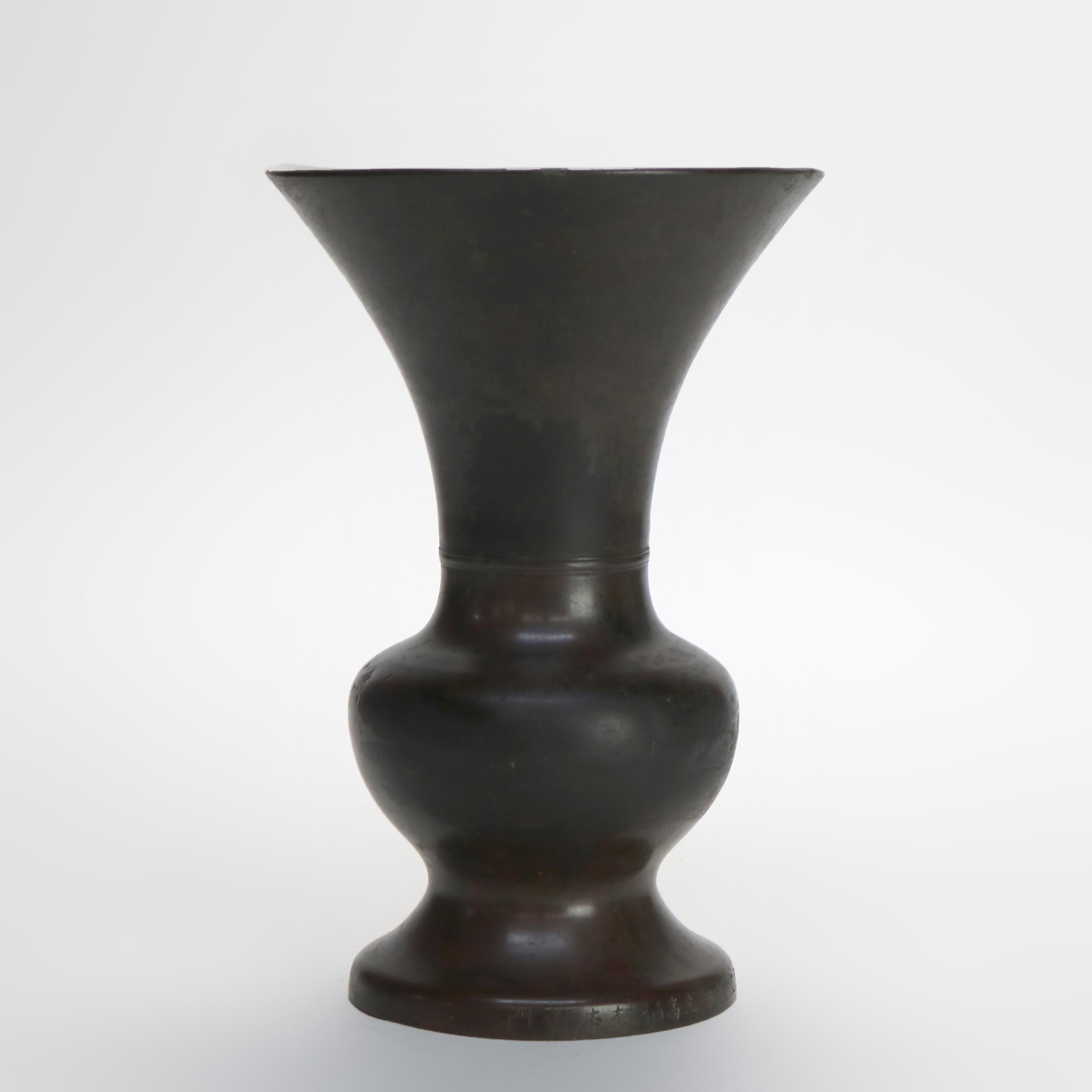 Bronzo Antico vaso giapponese Meiji in bronzo a forma classica, firmato, C1910 in vendita