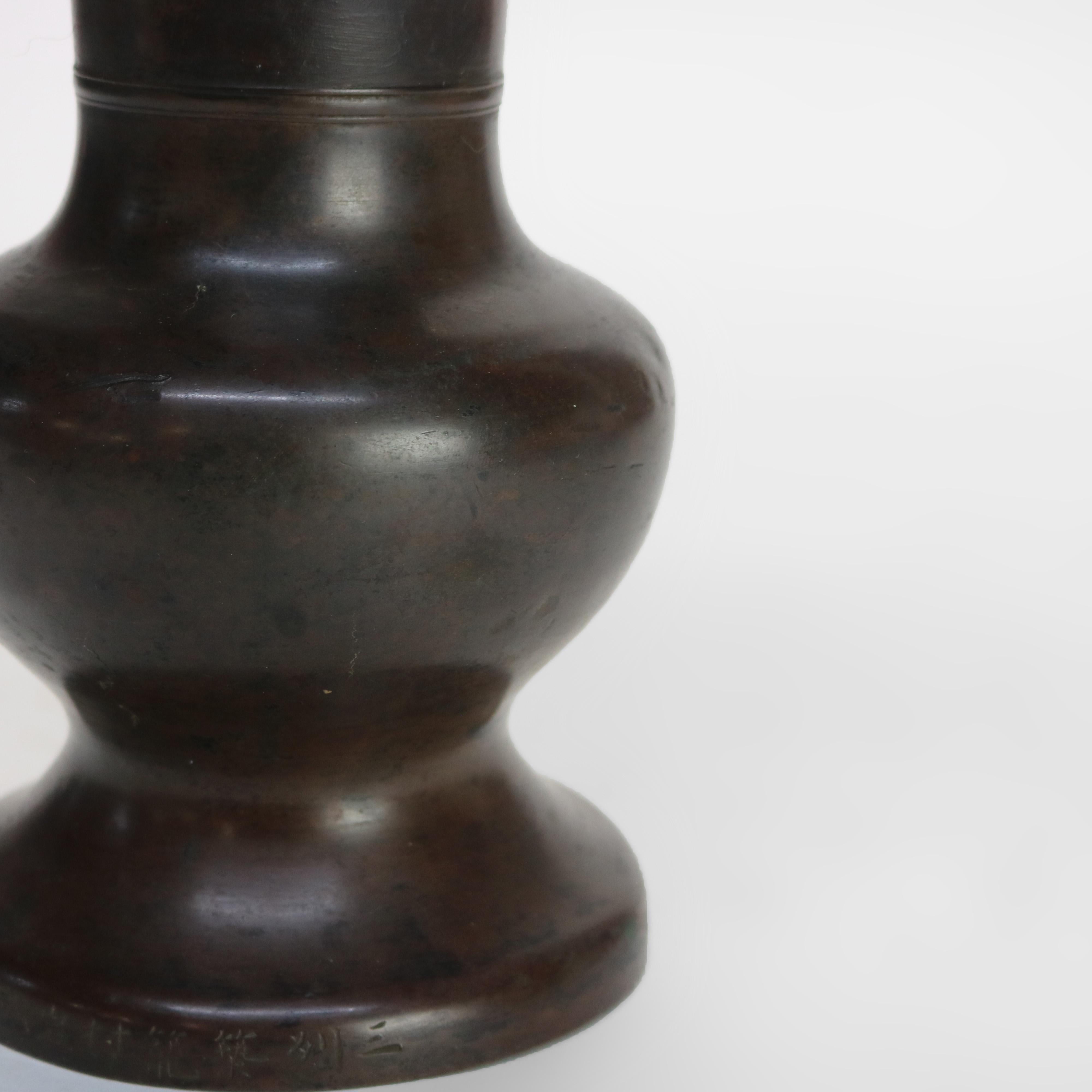 Antico vaso giapponese Meiji in bronzo a forma classica, firmato, C1910 in vendita 1