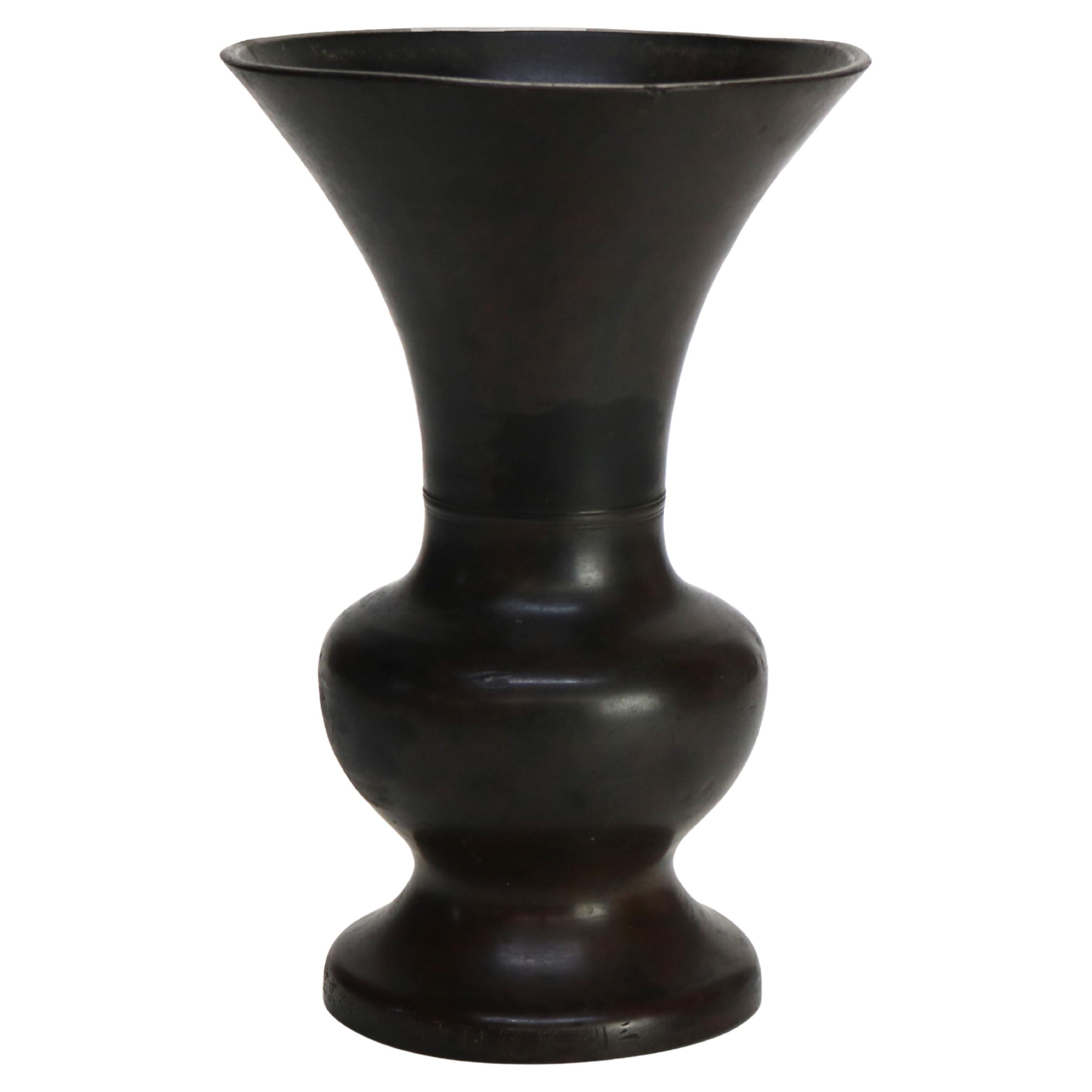 Antico vaso giapponese Meiji in bronzo a forma classica, firmato, C1910