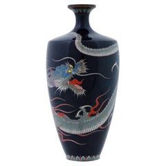 Vase dragon japonais ancien en émail cloisonné de style Meiji