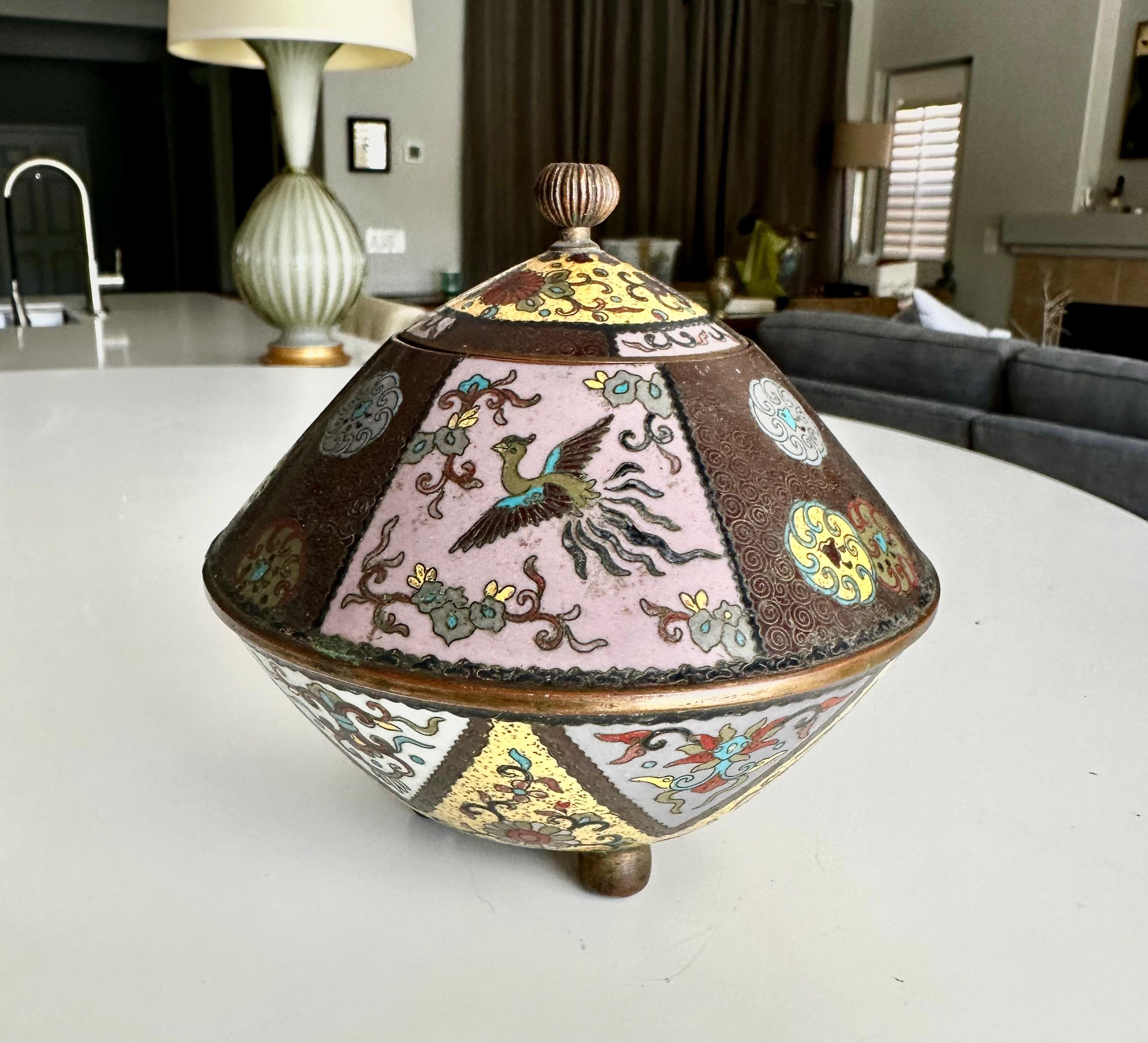 Antique Japanese Meiji Cloisonne Enamel Lidded Koro Jar In Good Condition For Sale In Palm Springs, CA