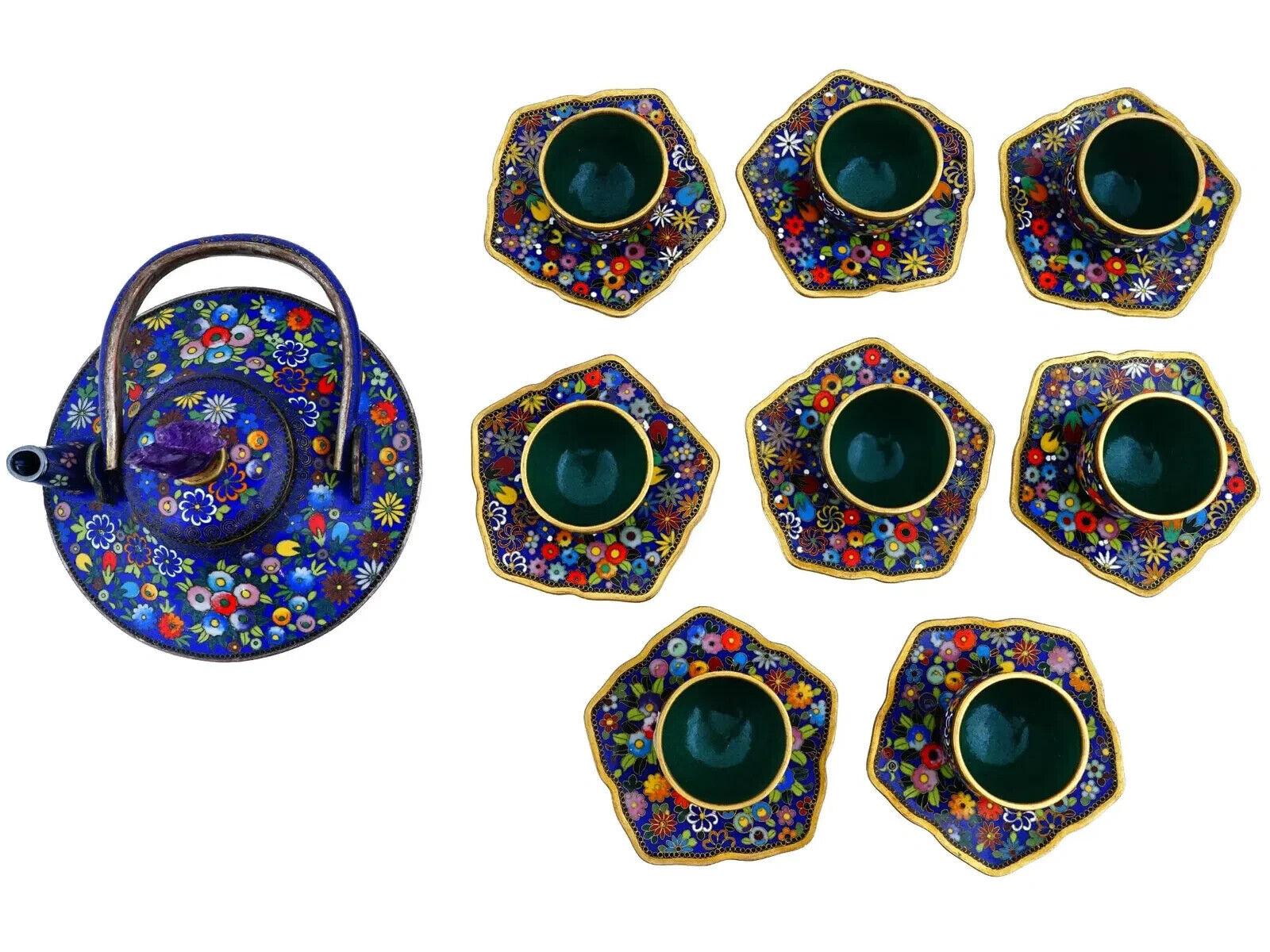 Un antico set da sake giapponese in rame con decorazioni in smalto cloisonne. Tardo periodo Meiji, prima del 1912. Un totale di 8 tazze, 8 piattini e un vaso da sakè. Disegno floreale su sfondo blu cobalto, bordi e accenti dorati. Il coperchio della