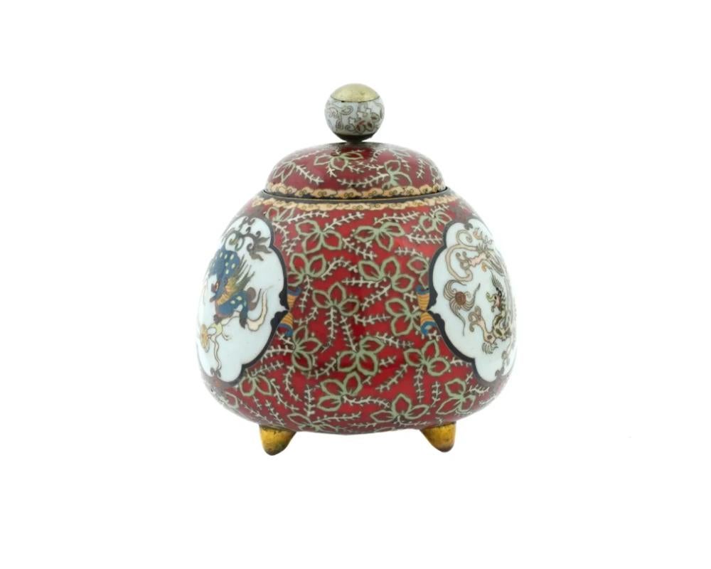 Antiguo Tarro Trípode Japonés Meiji de Cloisonné Esmaltado en Bueno estado para la venta en New York, NY