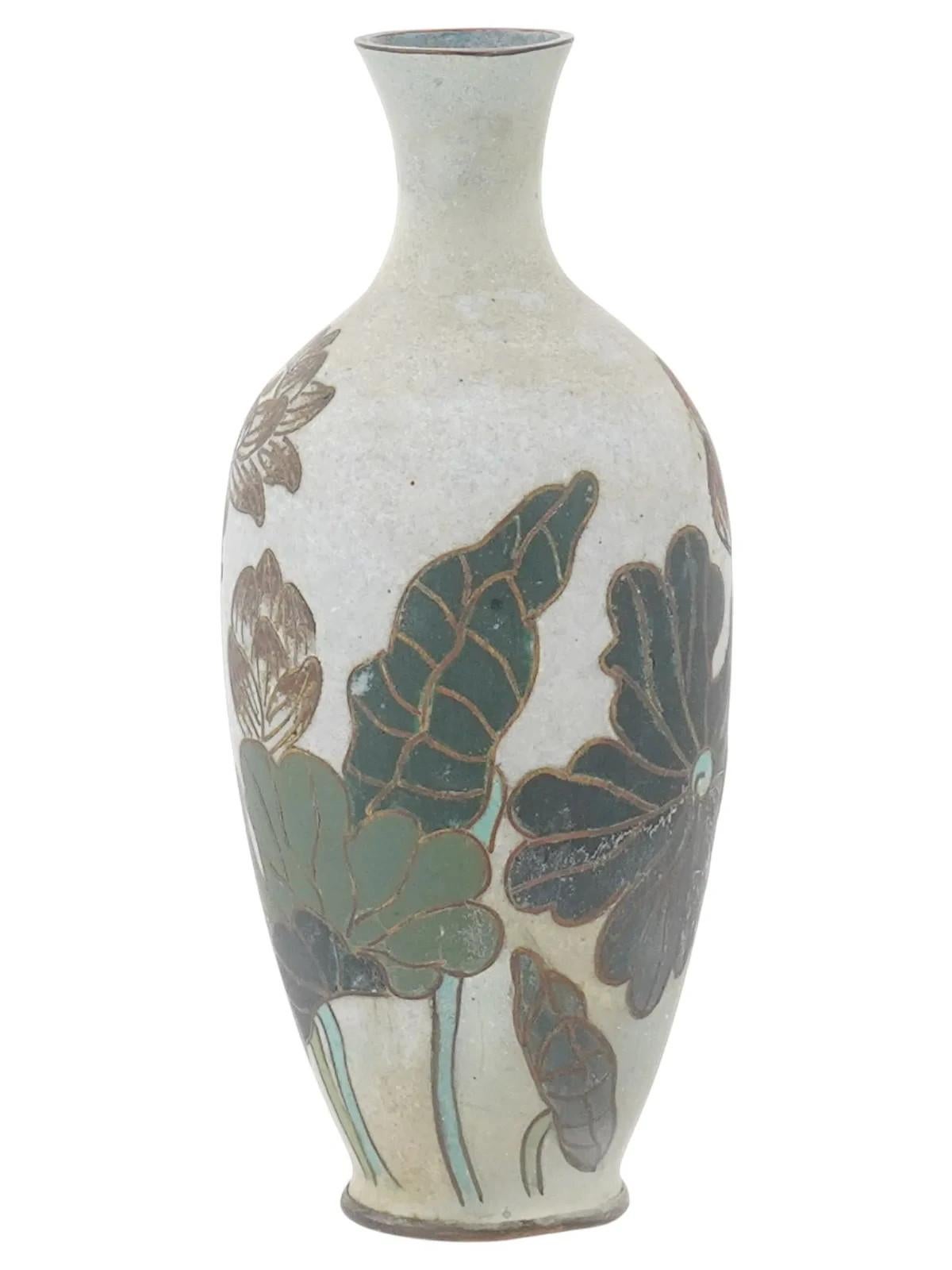 Antiguo jarrón japonés de cobre con diseño de esmalte cloisonné policromado. Finales de la era Meiji, antes de 1912. Jarrón con forma de botella. Motivo de flor de loto. Sin marcar. Decoración asiática oriental de colección.

Dimensiones
H 5 1/2