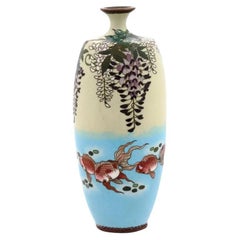 Vase japonais ancien de style Meiji en émail cloisonné représentant des glycines et des poissons