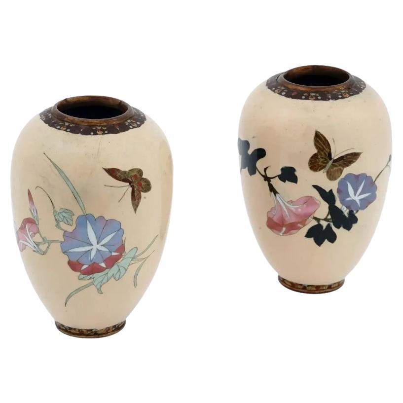 Paire de vases papillons japonais Meiji en forme de tonneau en émail cloisonné