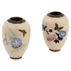 Pareja de jarrones japoneses Meiji en forma de barril con mariposas esmaltadas en cloisonné