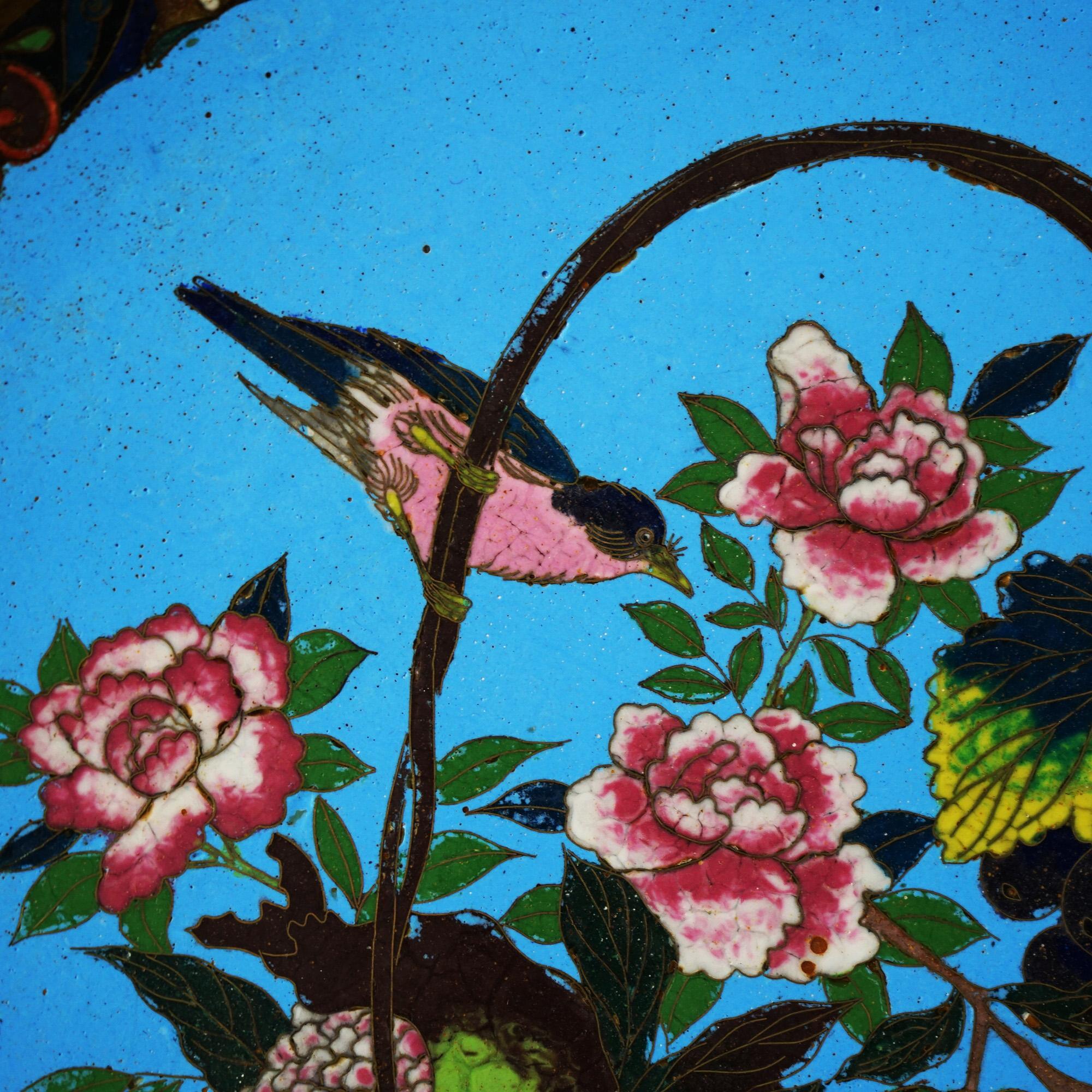 Cloisonné Ancienne charge émaillée cloisonnée japonaise Meiji avec panier de fleurs C1920 en vente