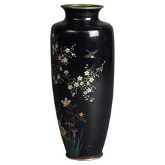 Ancien vase japonais Meiji Cloisonne émaillé représentant une scène de jardin, vers 1920